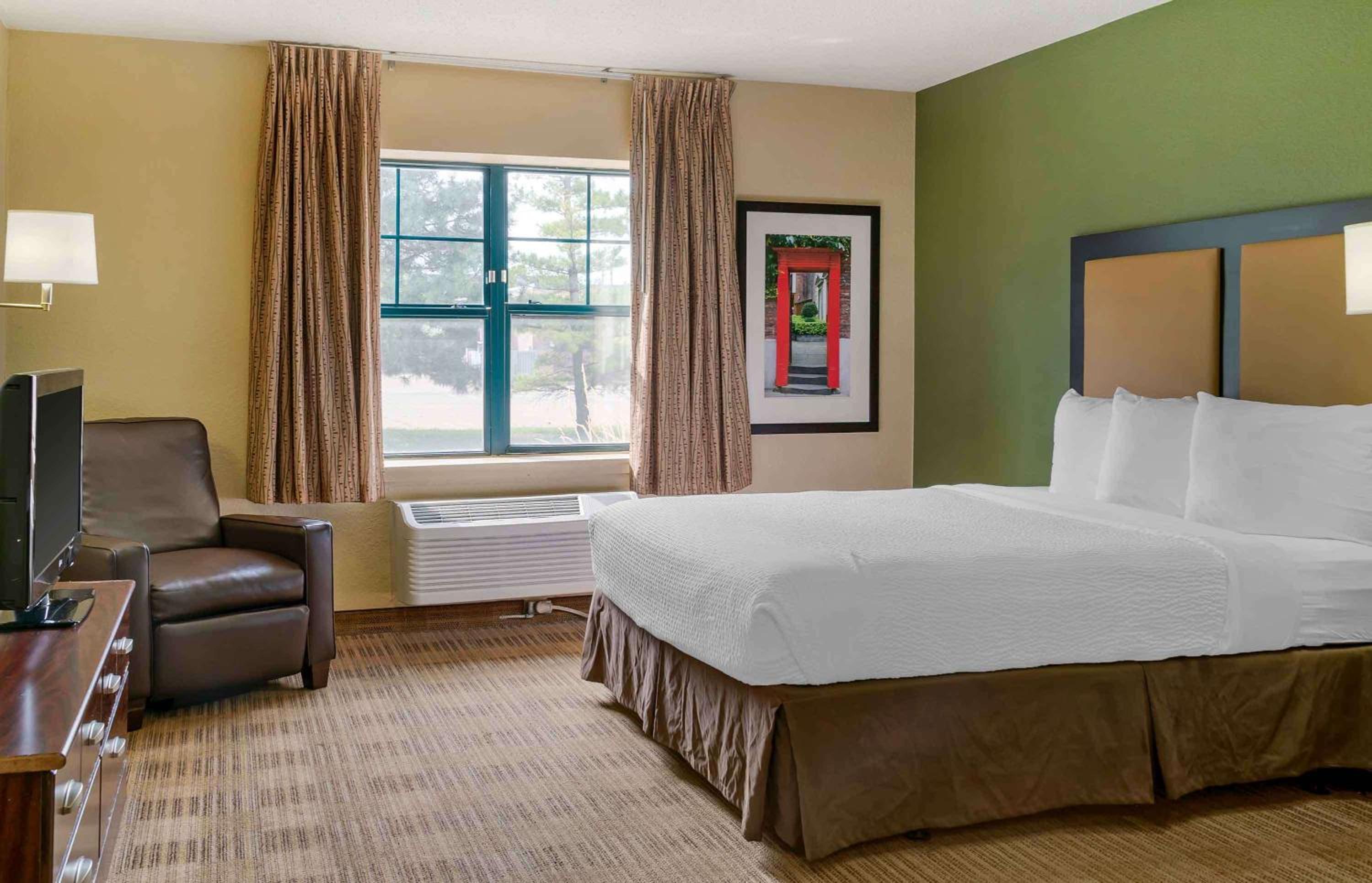 Queen studio with 1 Queen Bed - Disability Access/Non-Smoking photo 1