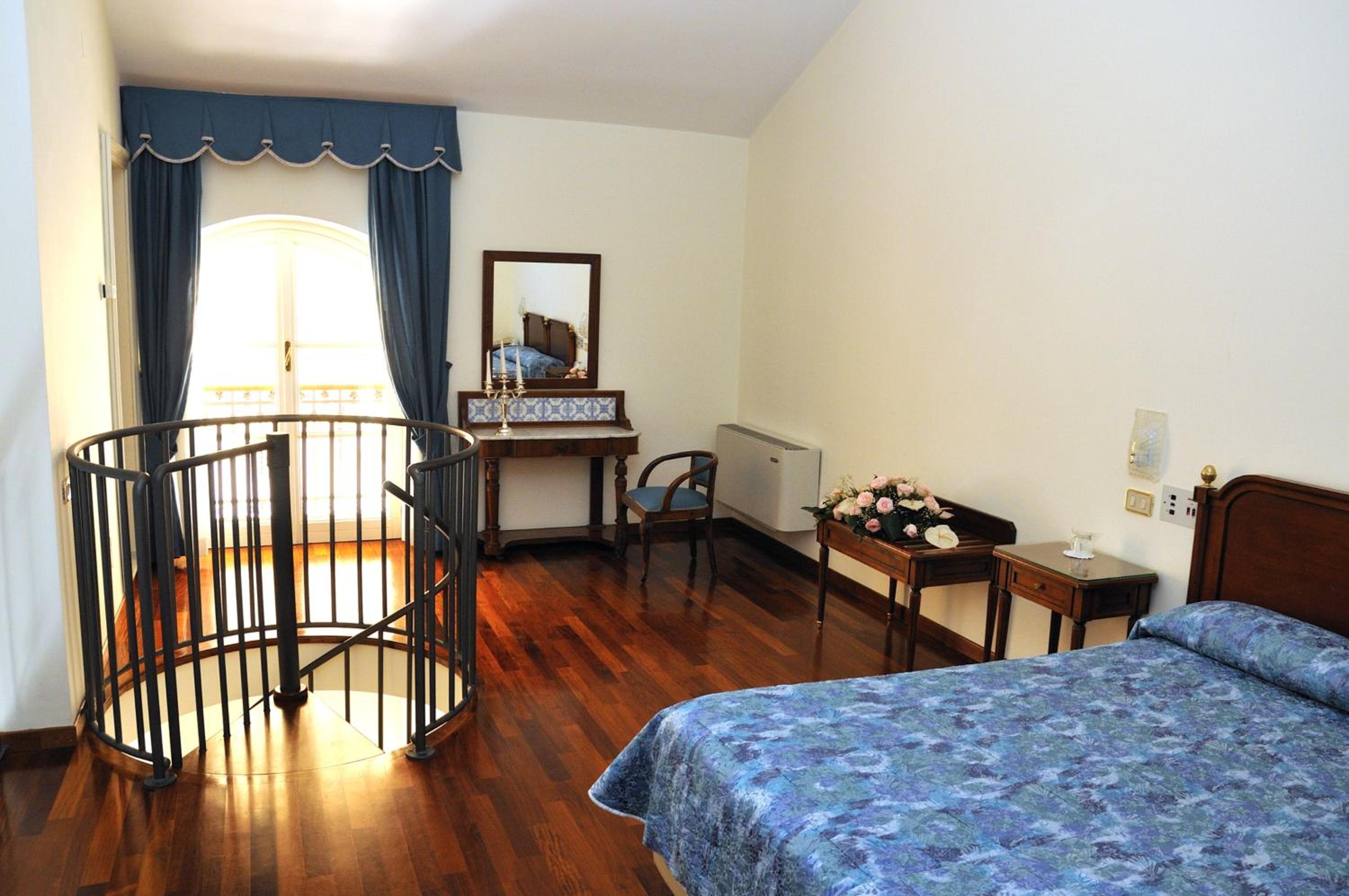 Suite - Split Level - Photo 1