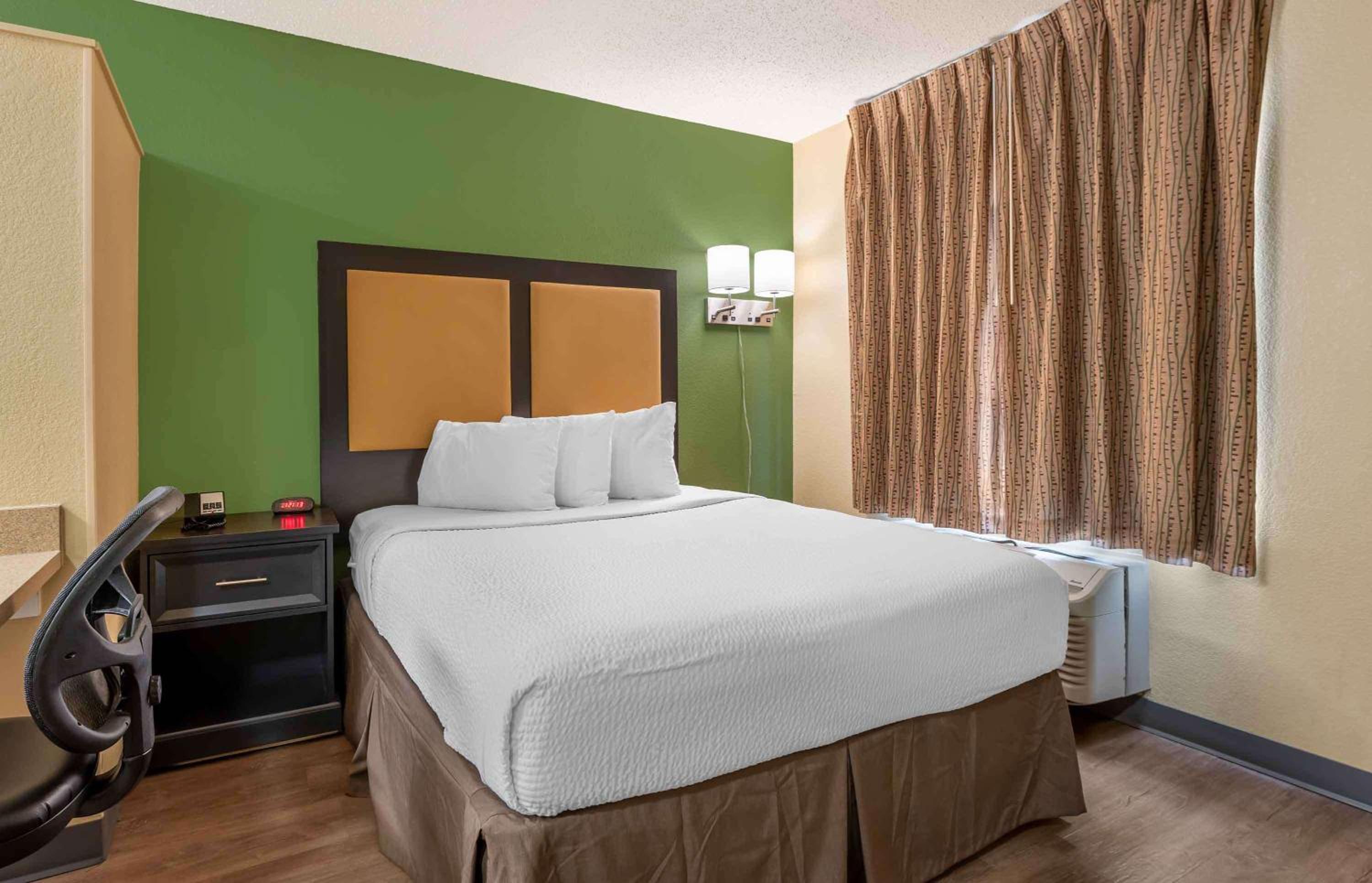 Deluxe Studio with one queen bed - Non-Smoking - Photo 1