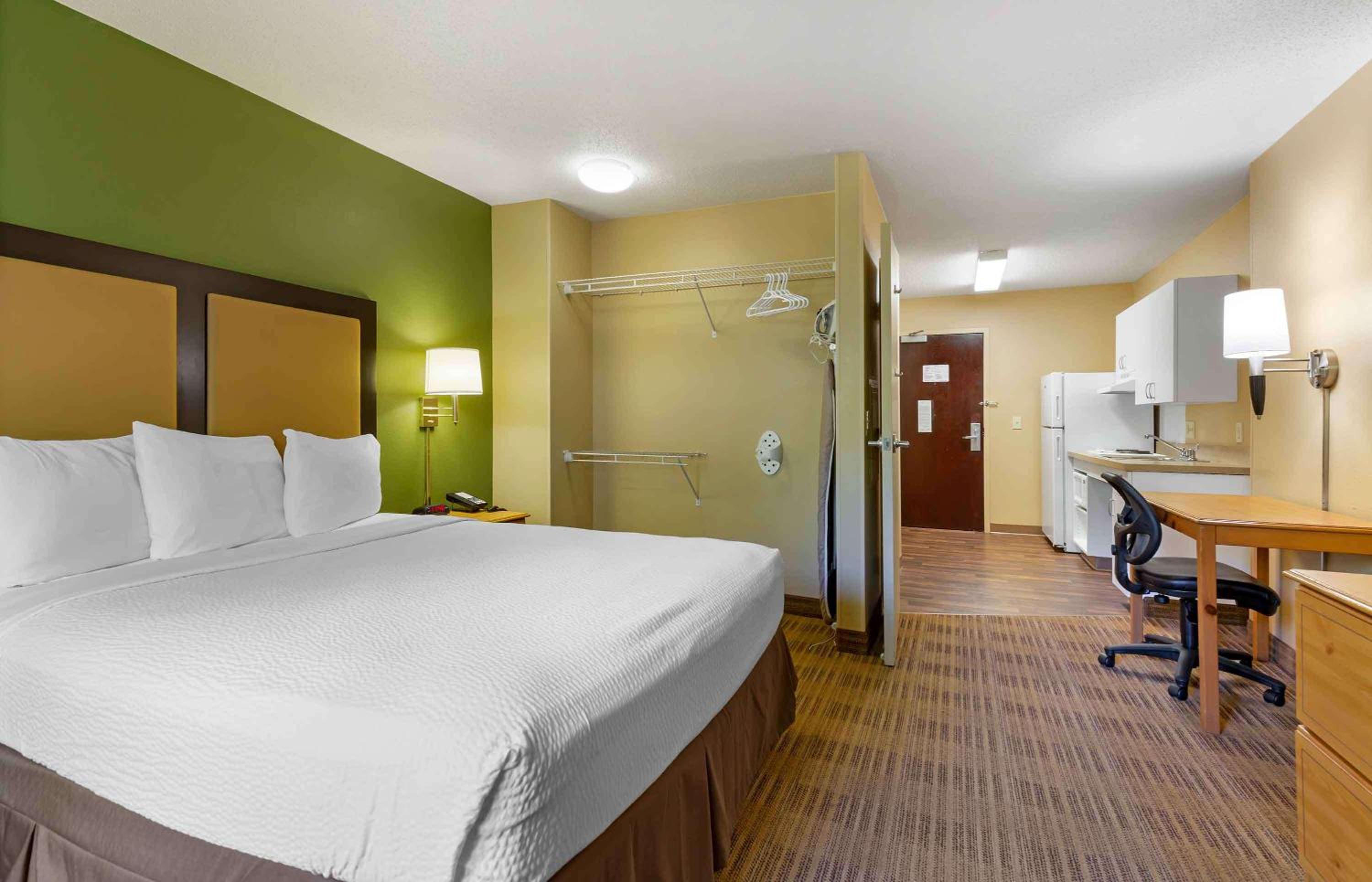 Queen studio with 1 Queen Bed - Disability Access/Non-Smoking