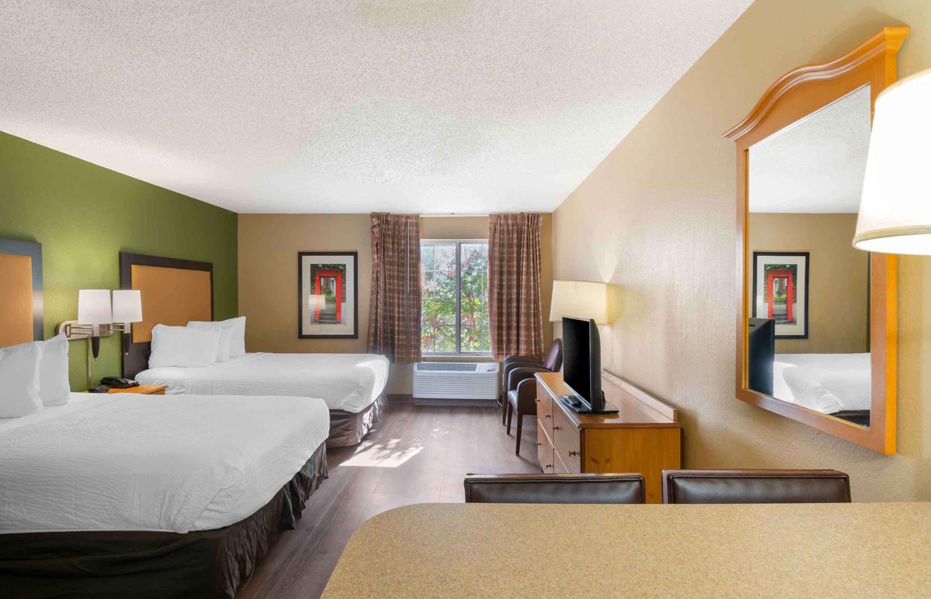 Studio With 2 Queen Beds - Non-Smoking