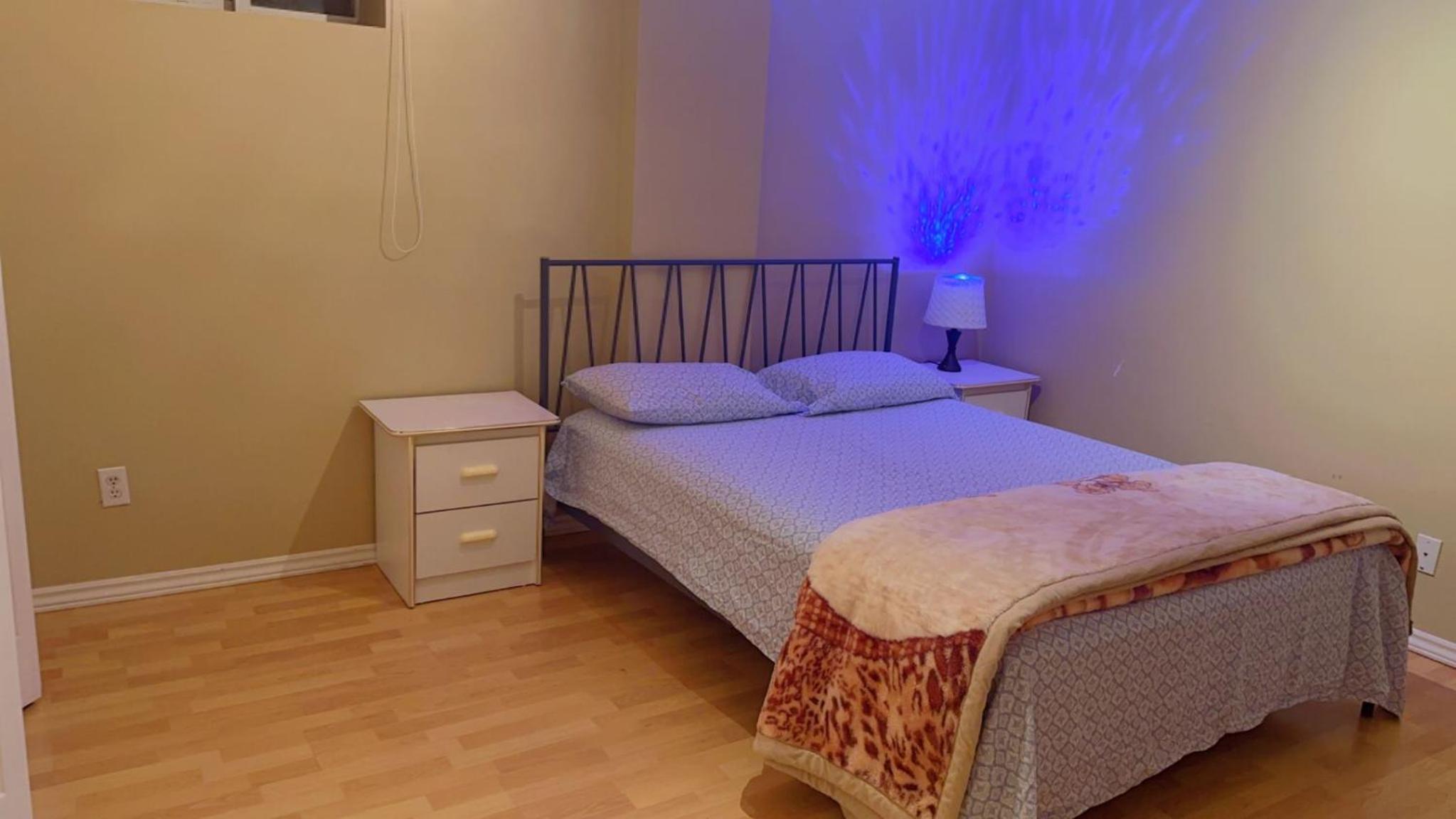 Queen Room With Shared Bathroom photo 1