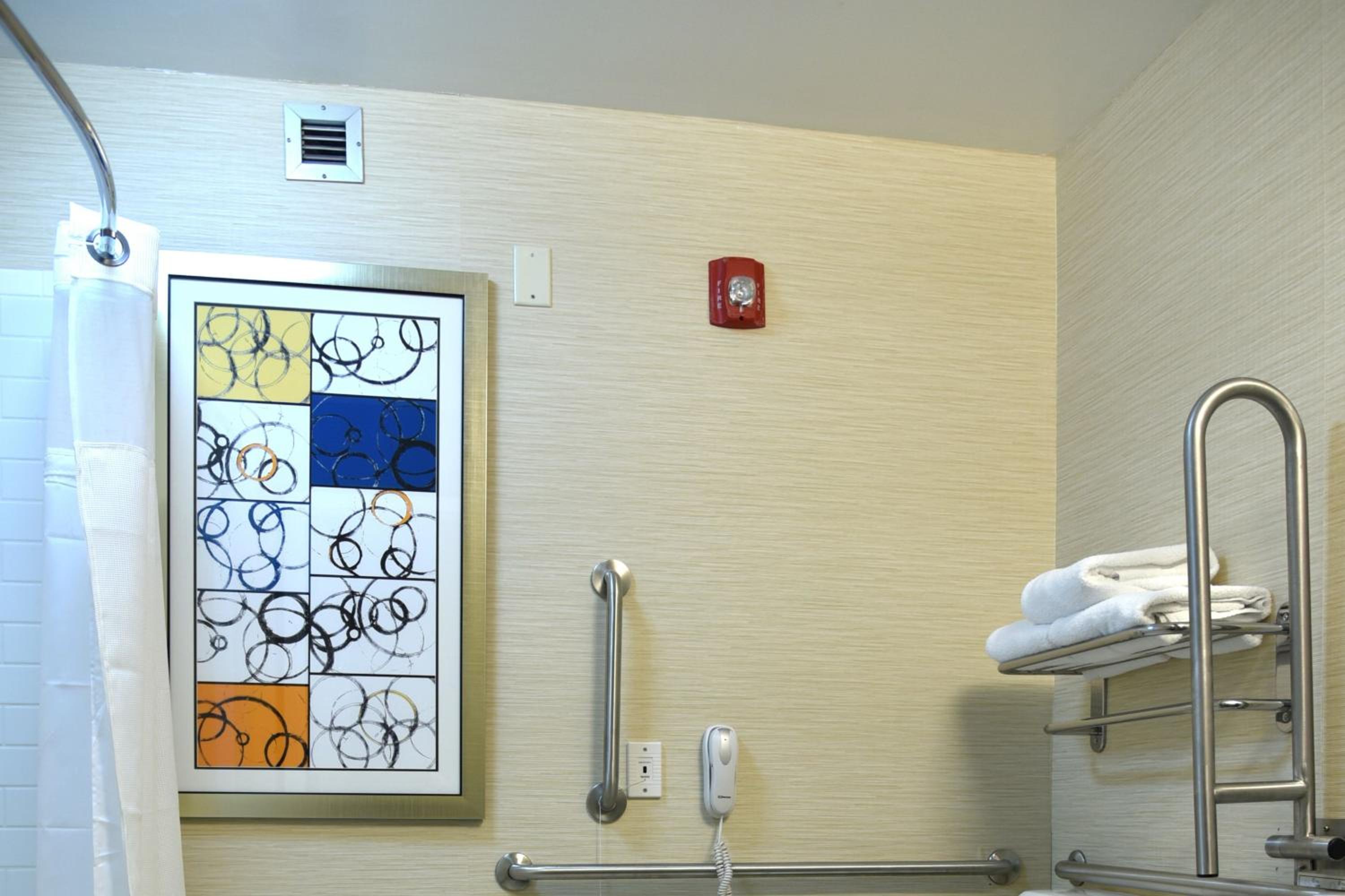 King Room with Adapted Tub - Mobility and Hearing Accessible - Photo 2