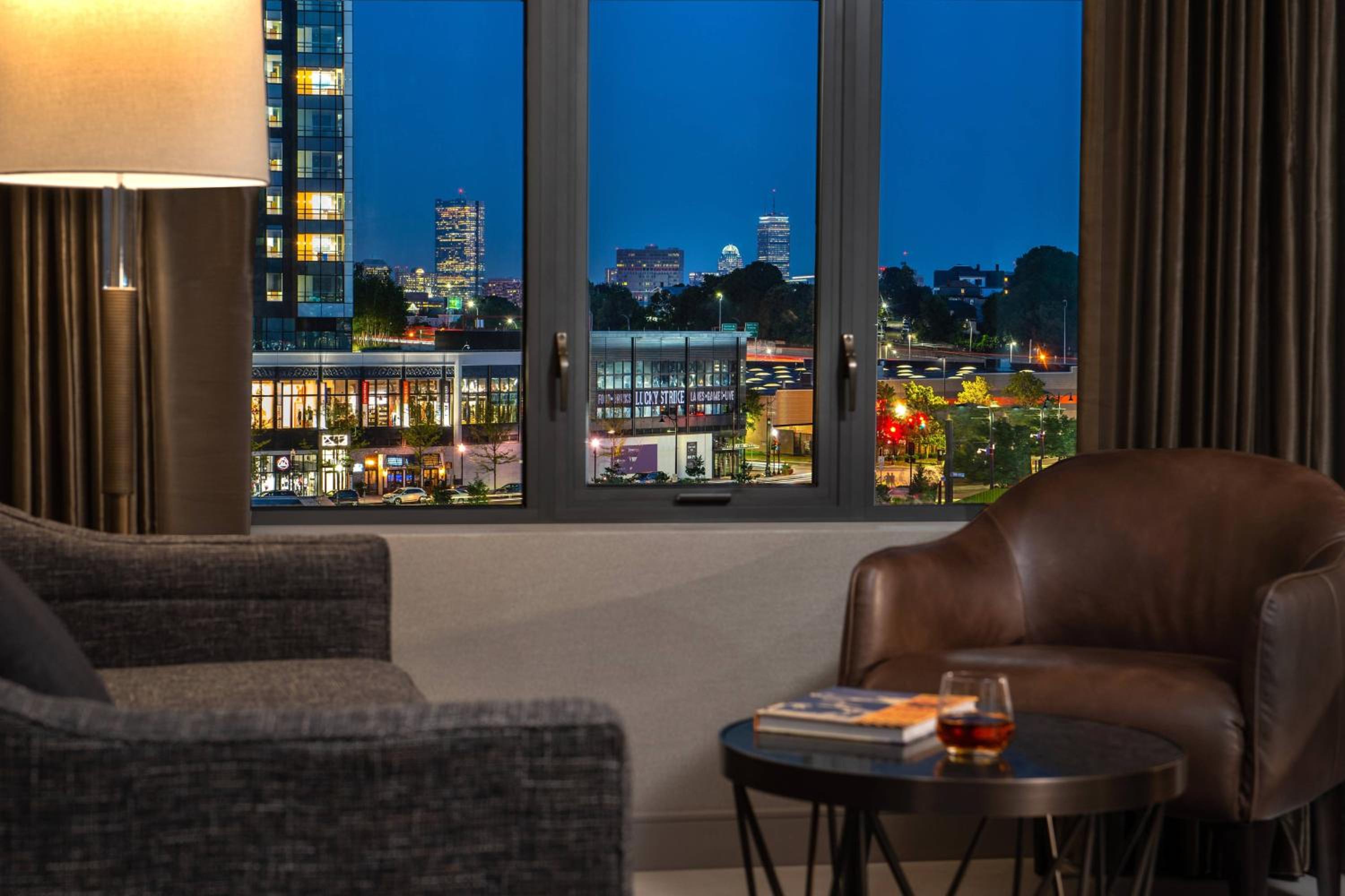 1 Bedroom Suite, 1 King, Corner room