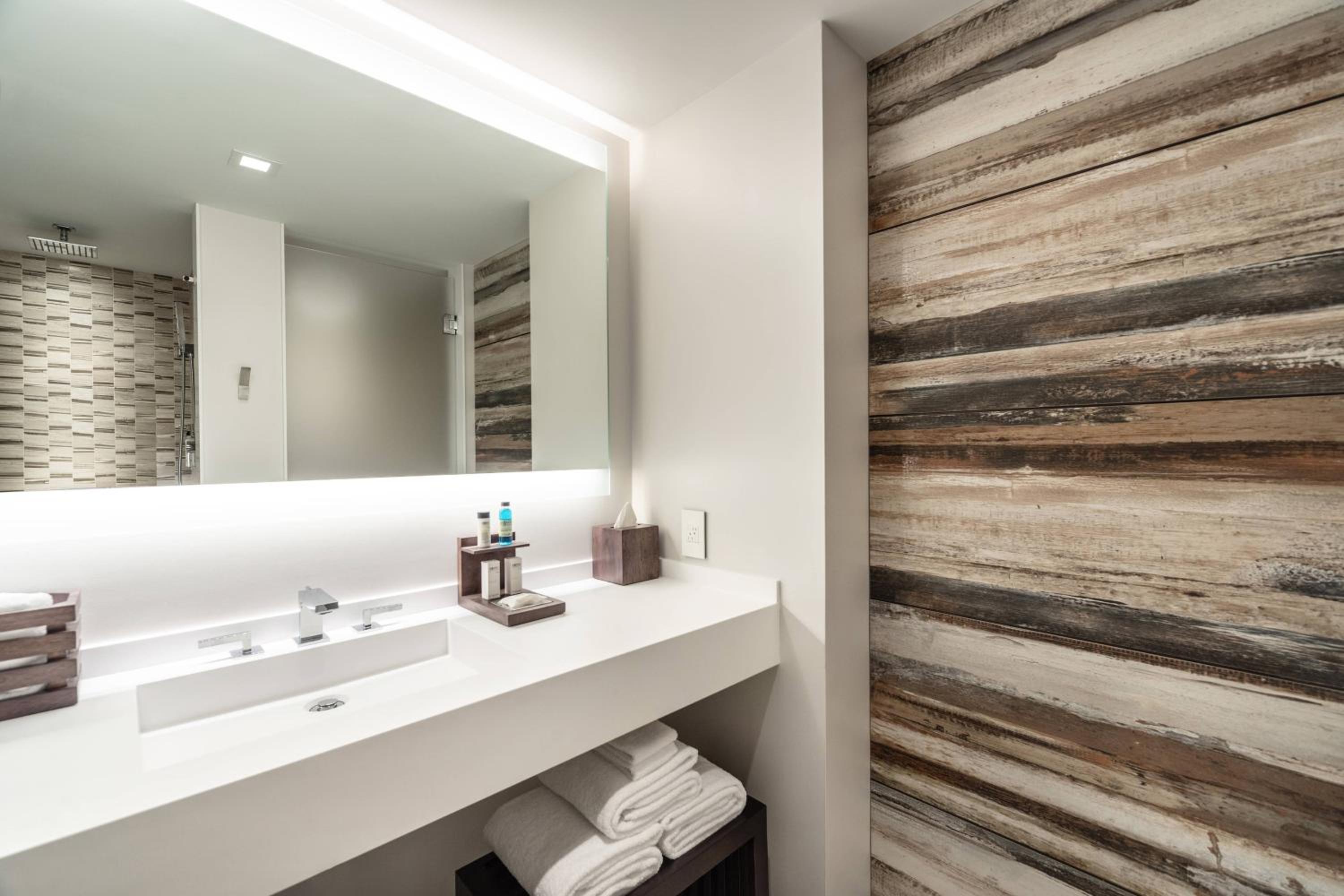 1 Bedroom Suite, 1 King, Corner room photo 3