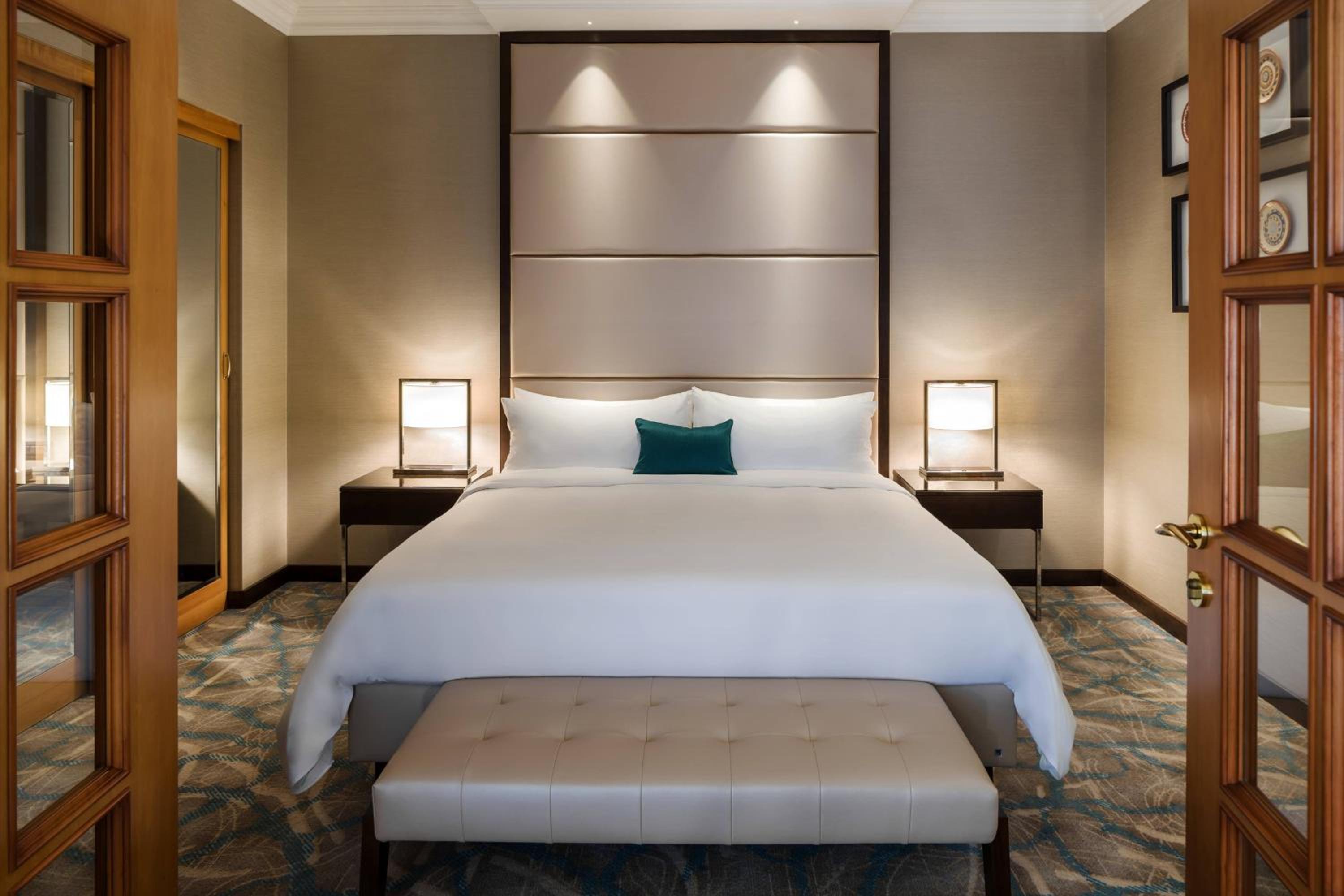 Senator Suite with Access and Breakfast in Executive Lounge - Photo 1