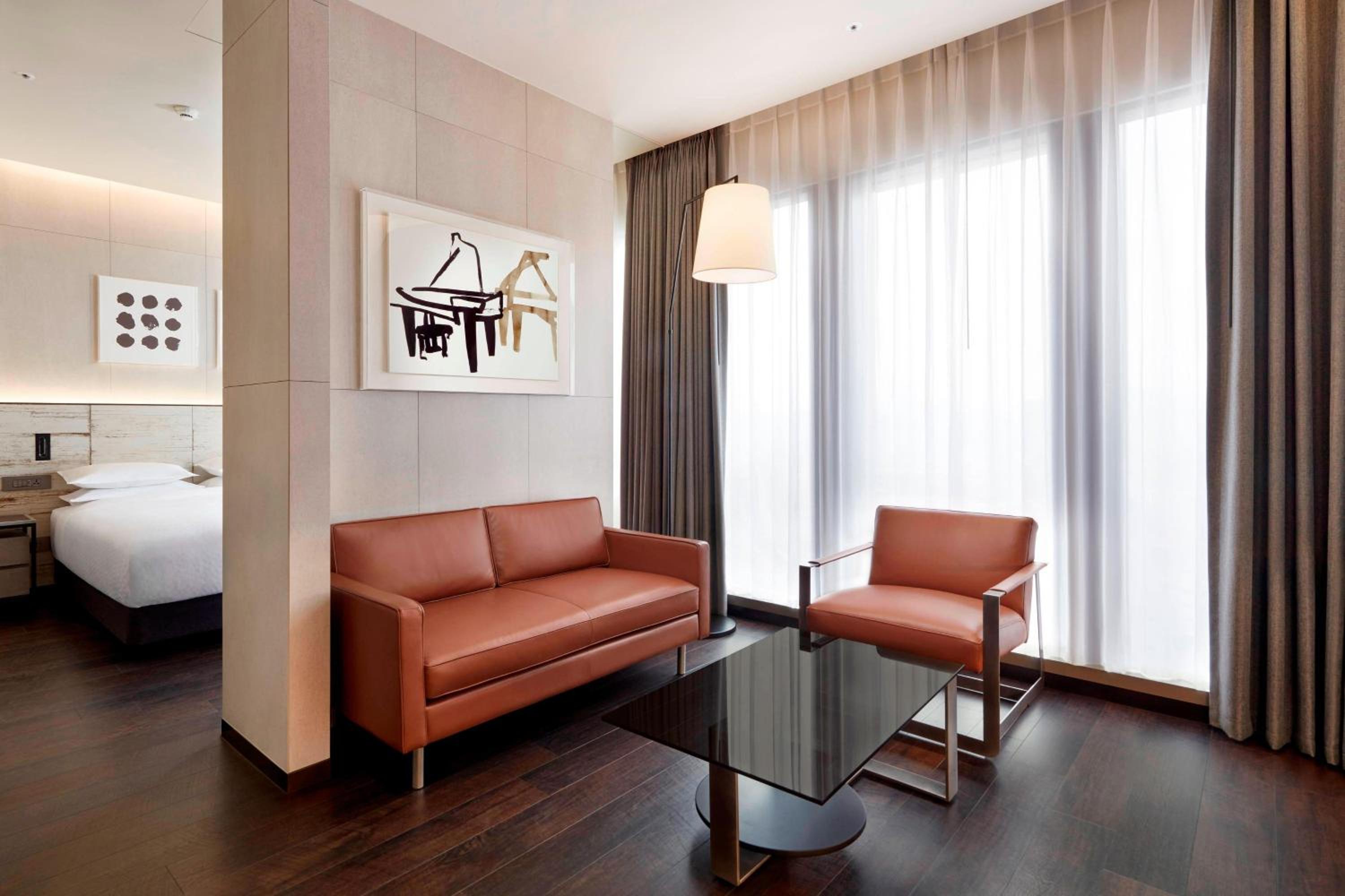 Suite, 1 Bedroom Suite, 1 Queen, City view photo 2