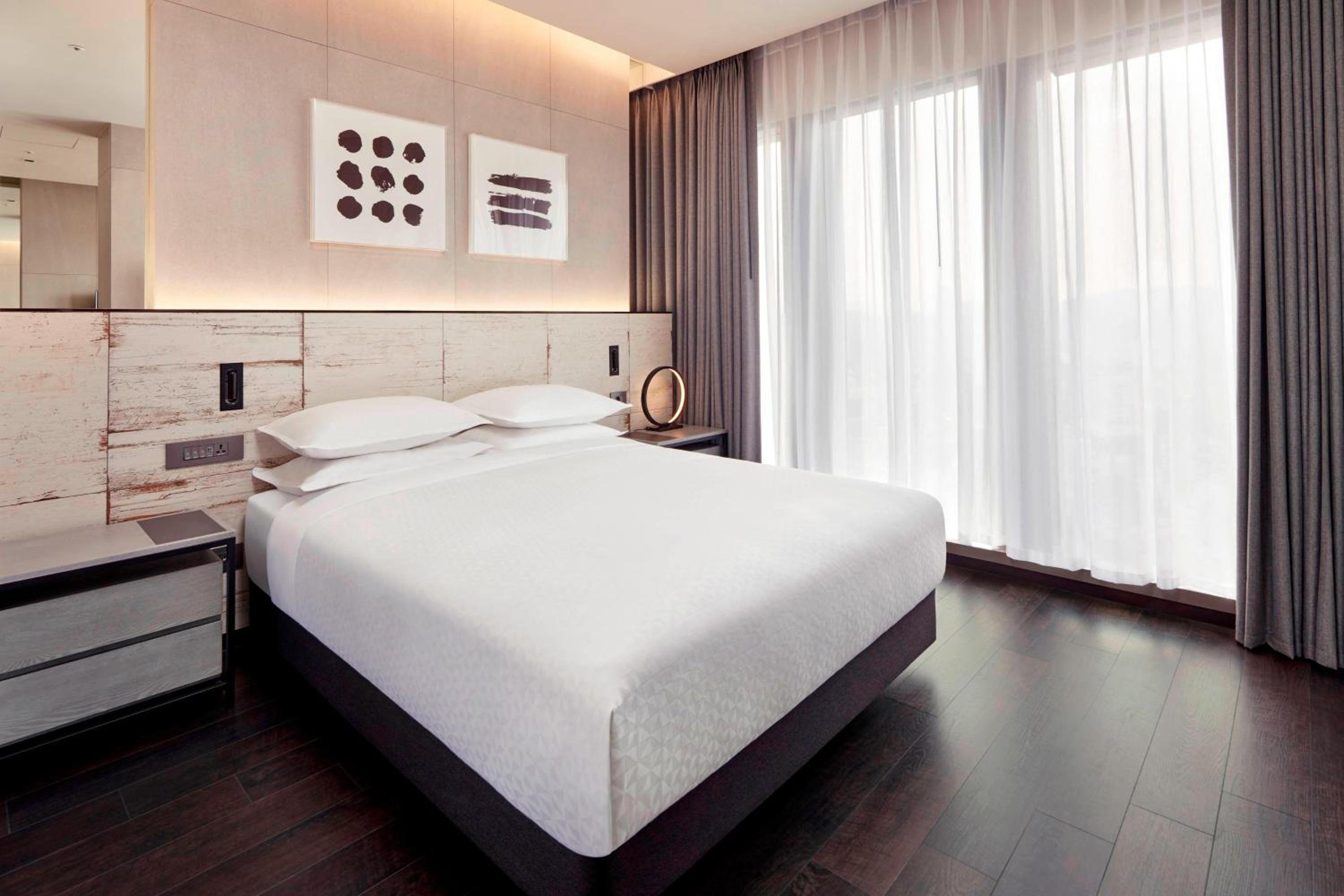 Suite, 1 Bedroom Suite, 1 Queen, City view photo 3