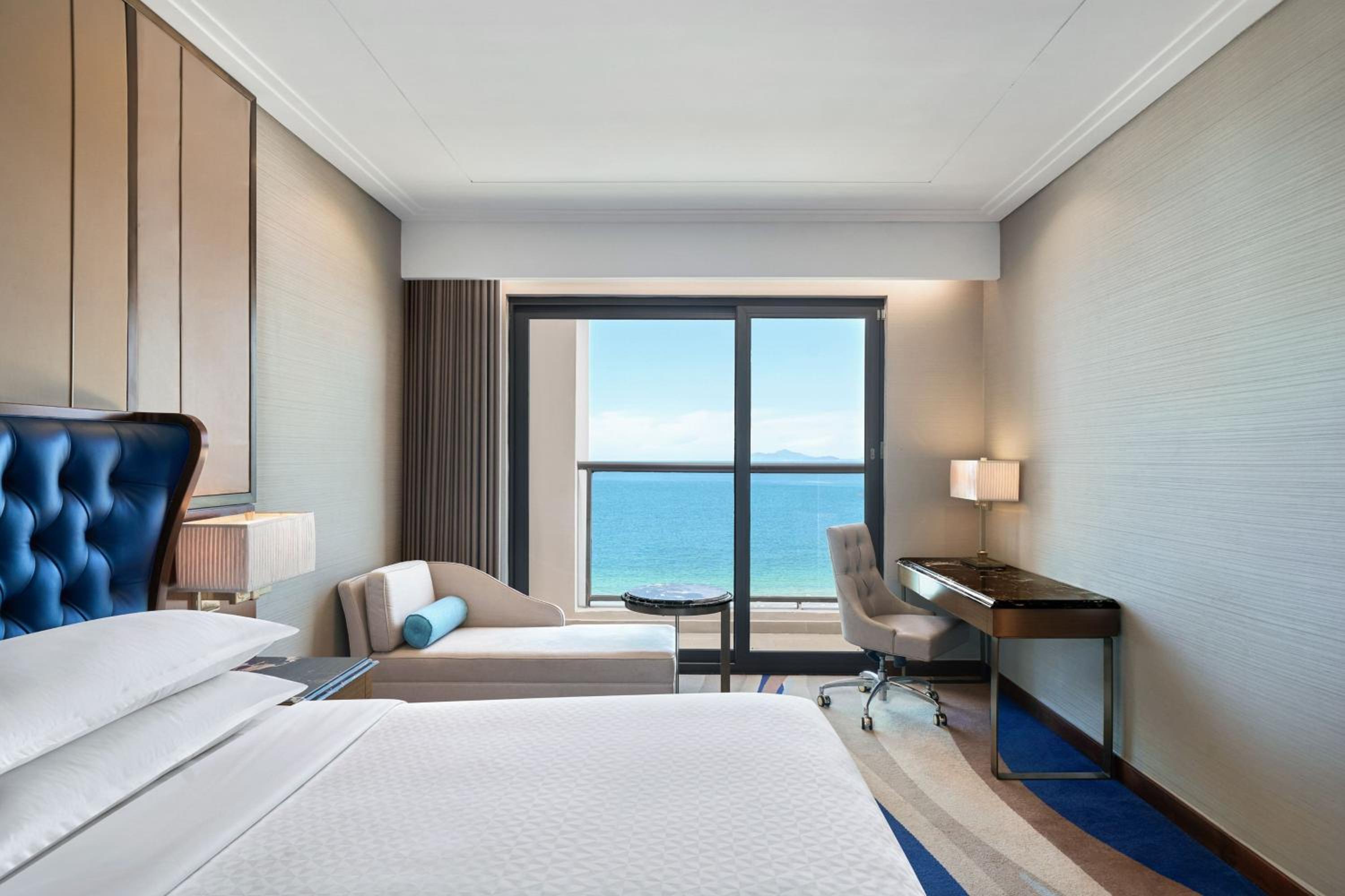Panoramic Deluxe King, Guest room, 1 King, Ocean view, High floor, Balcony, Bathtub photo 2