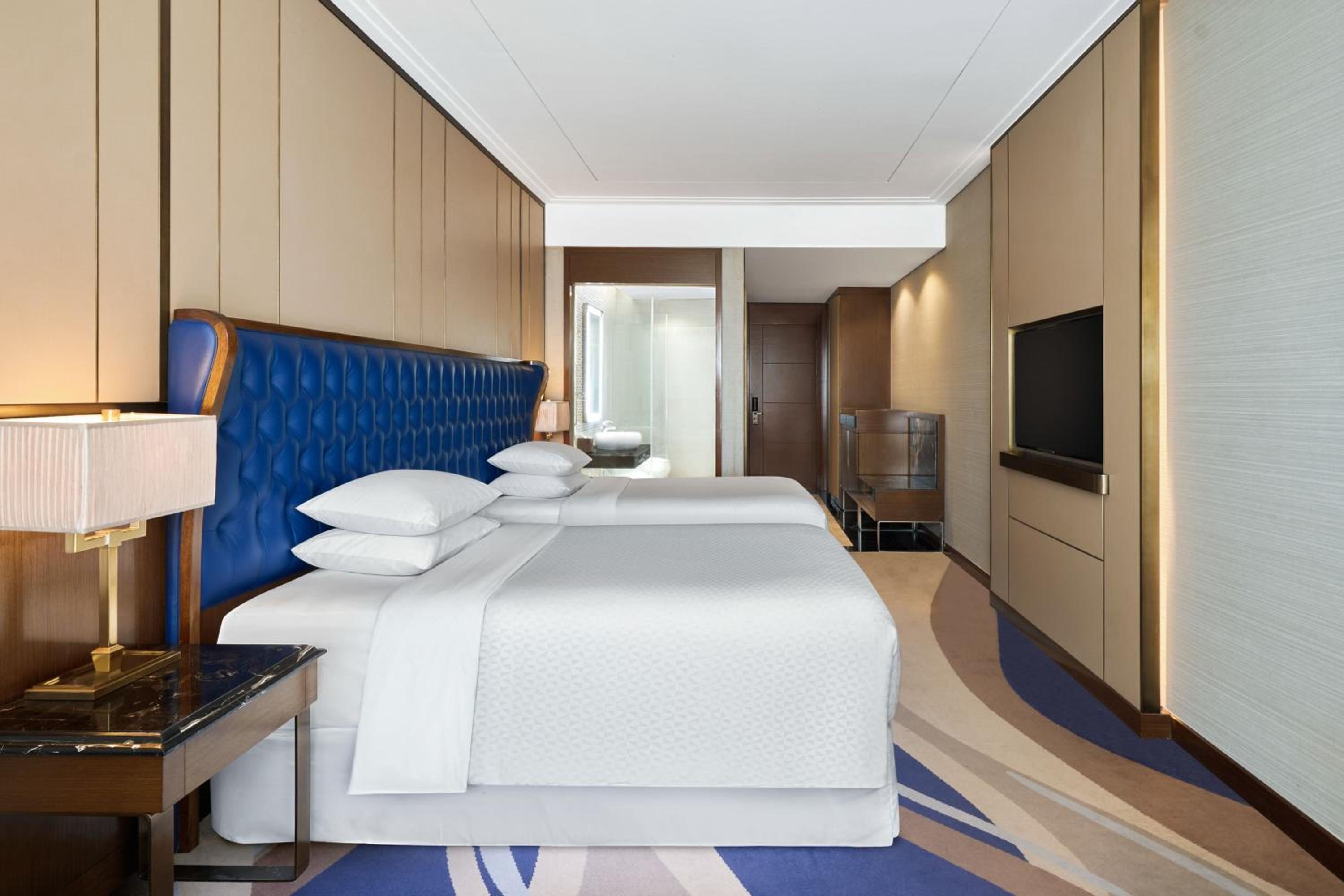 Panoramic Deluxe Twin, Guest room, 2 Twin/Single Bed(s), Partial Ocean View, High floor, Balcony, Bathtub photo 2