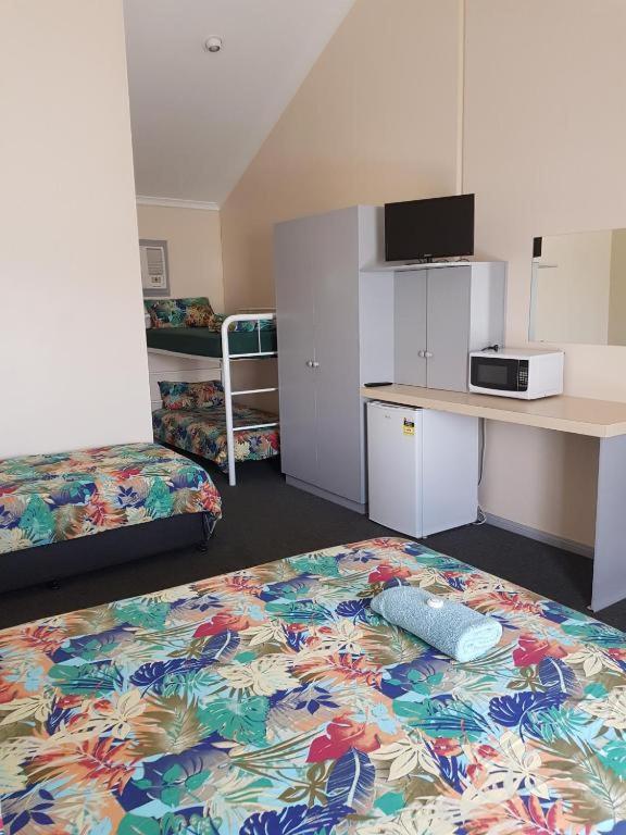 Quadruple Room with Private Bathroom photo 2
