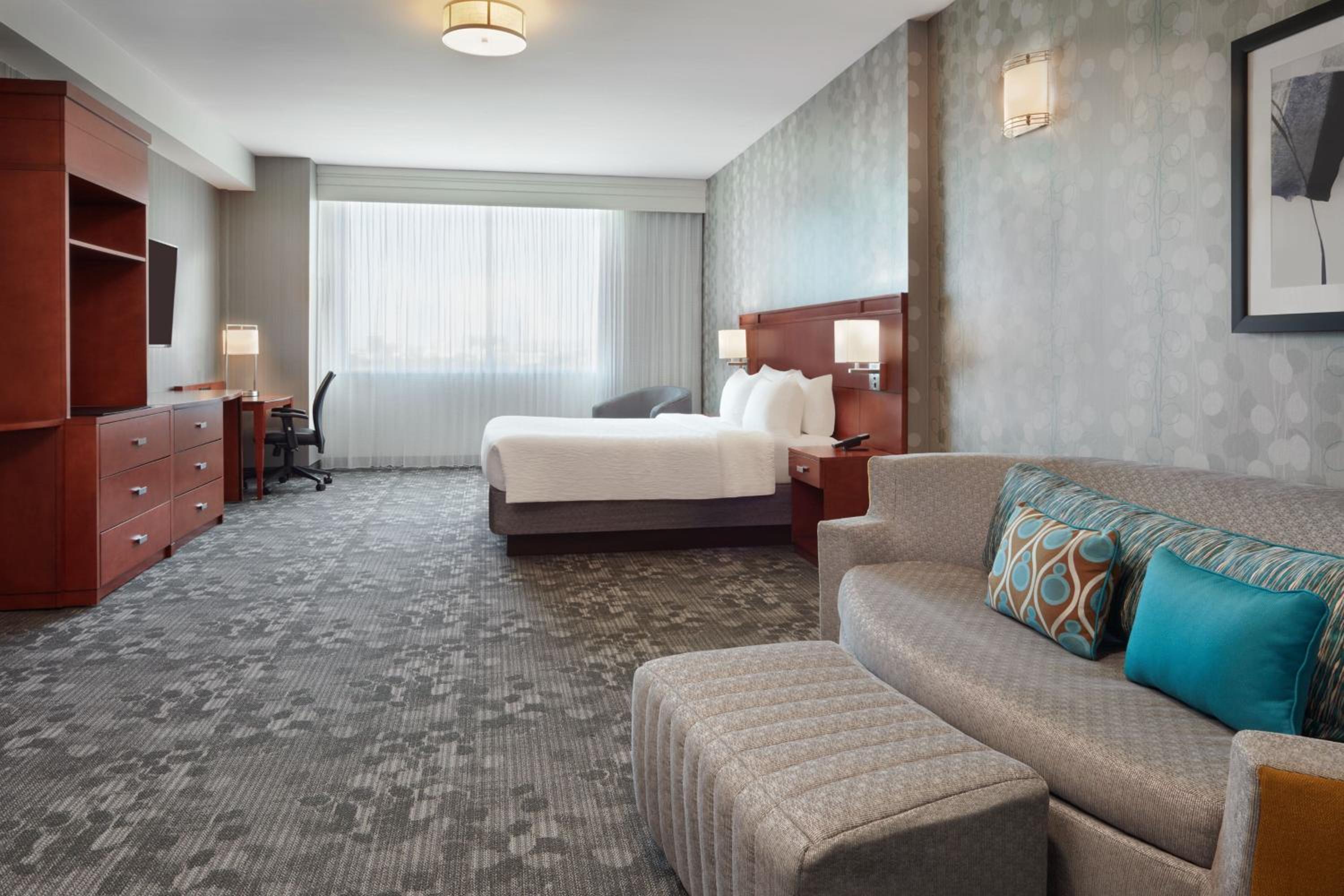 Deluxe One-Bedroom Business Suite with City View