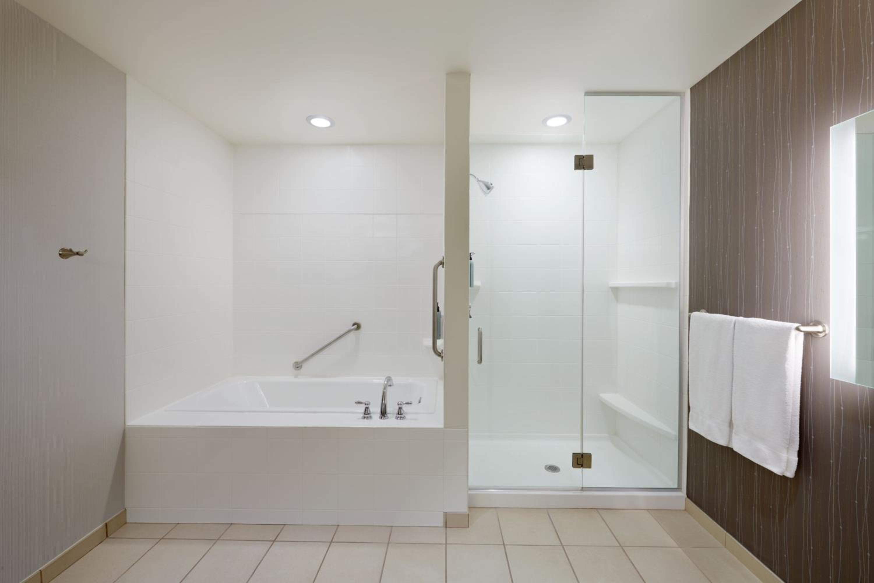 Deluxe One-Bedroom Business Suite with City View thumbnail 5