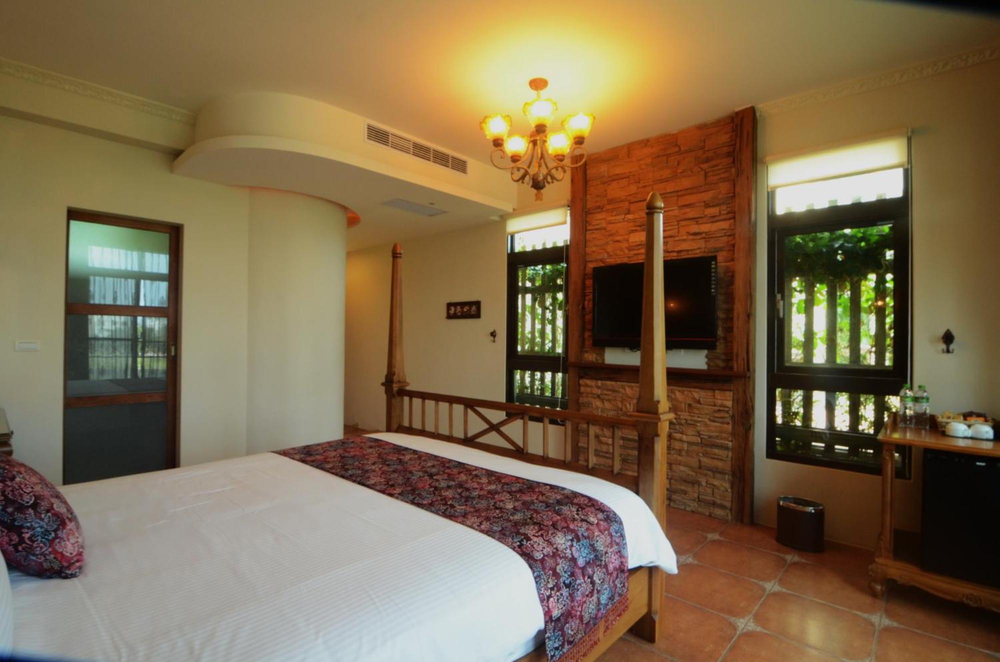 Queen Room with Balcony photo 2