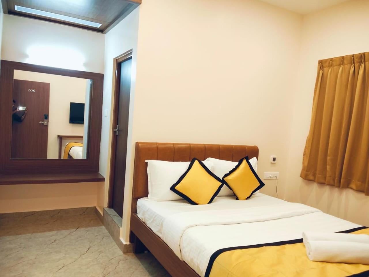 Deluxe Room (2 Adults + 1 Child)