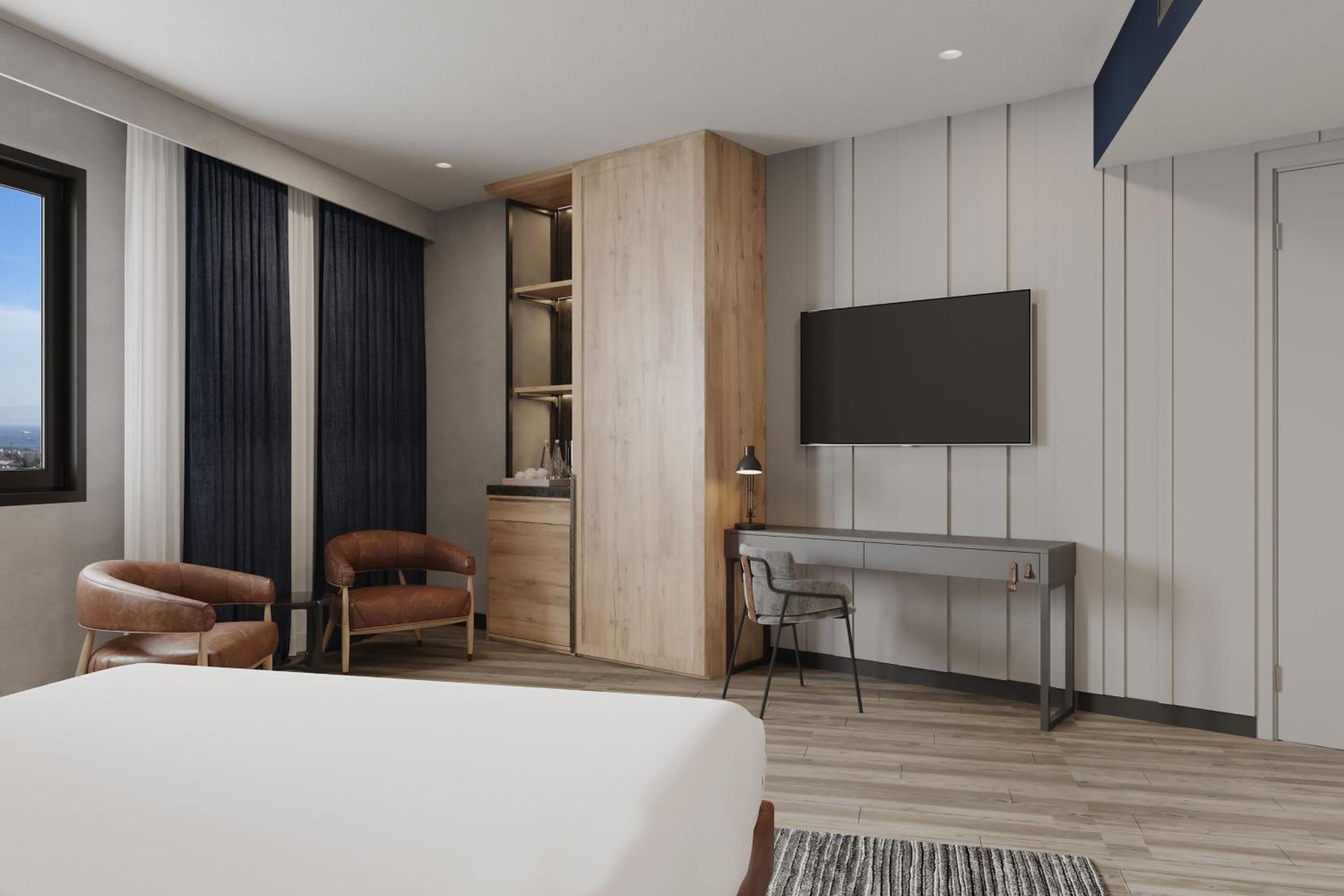 Deluxe King Room with City View photo 2