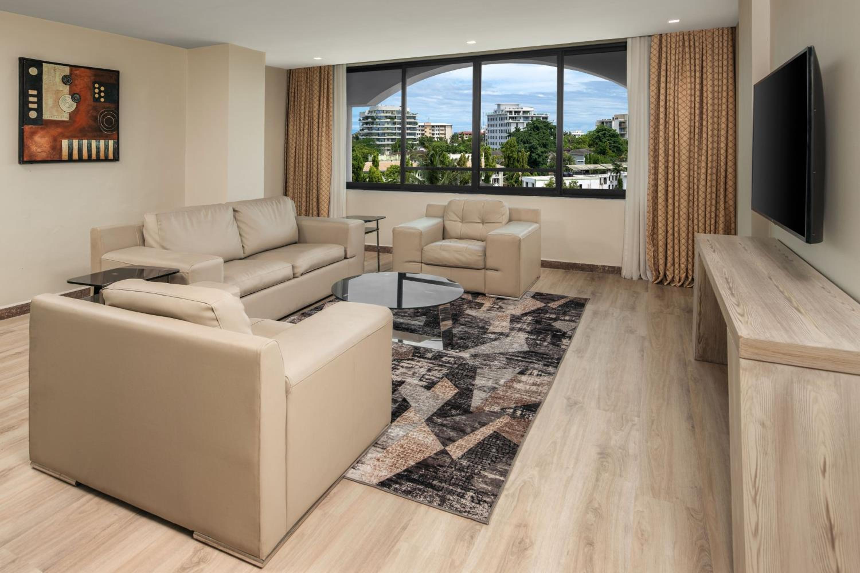 Premium King Suite with City View thumbnail 6