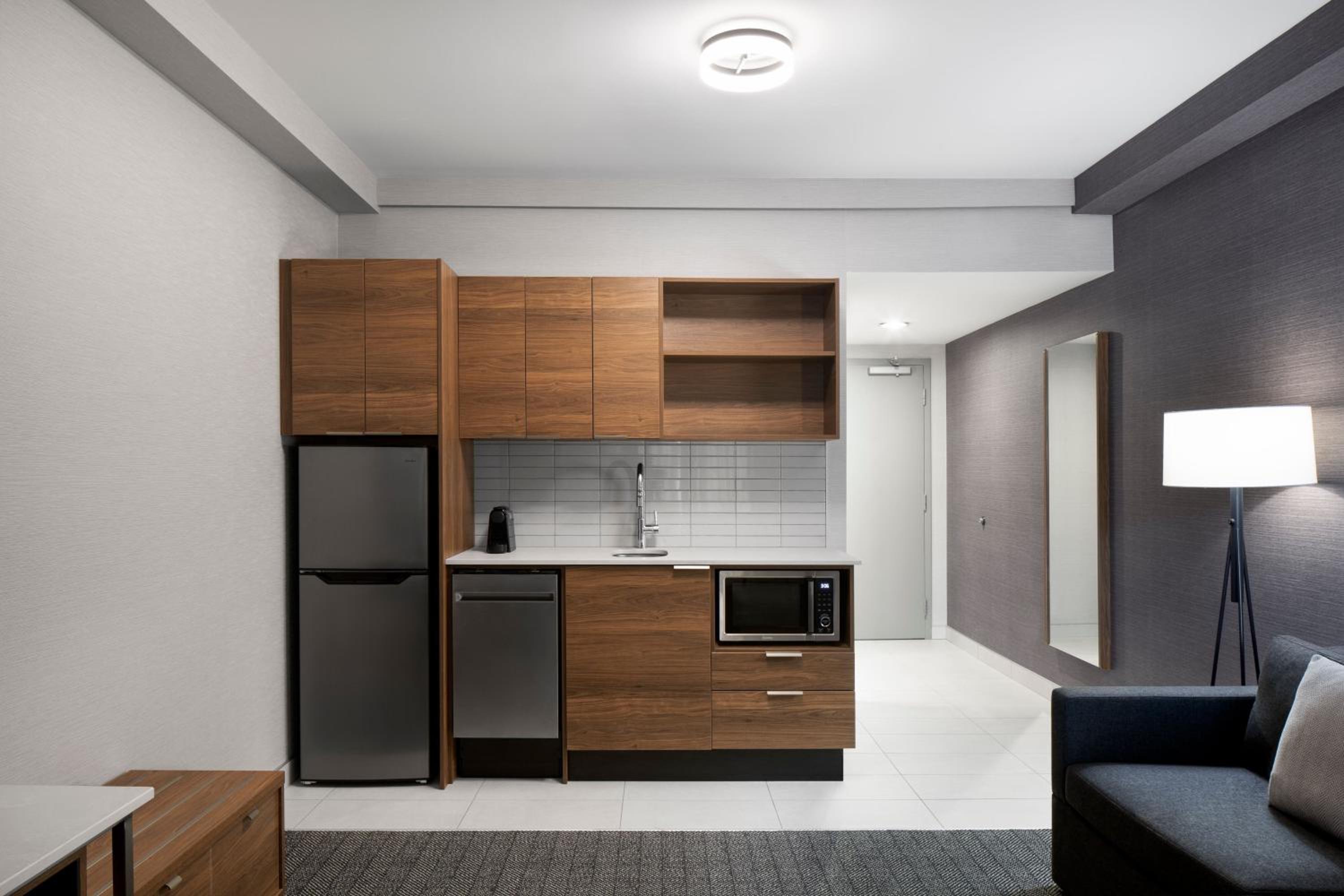 Junior King Suite with Harbor View, Sofa Bed and Kitchenette