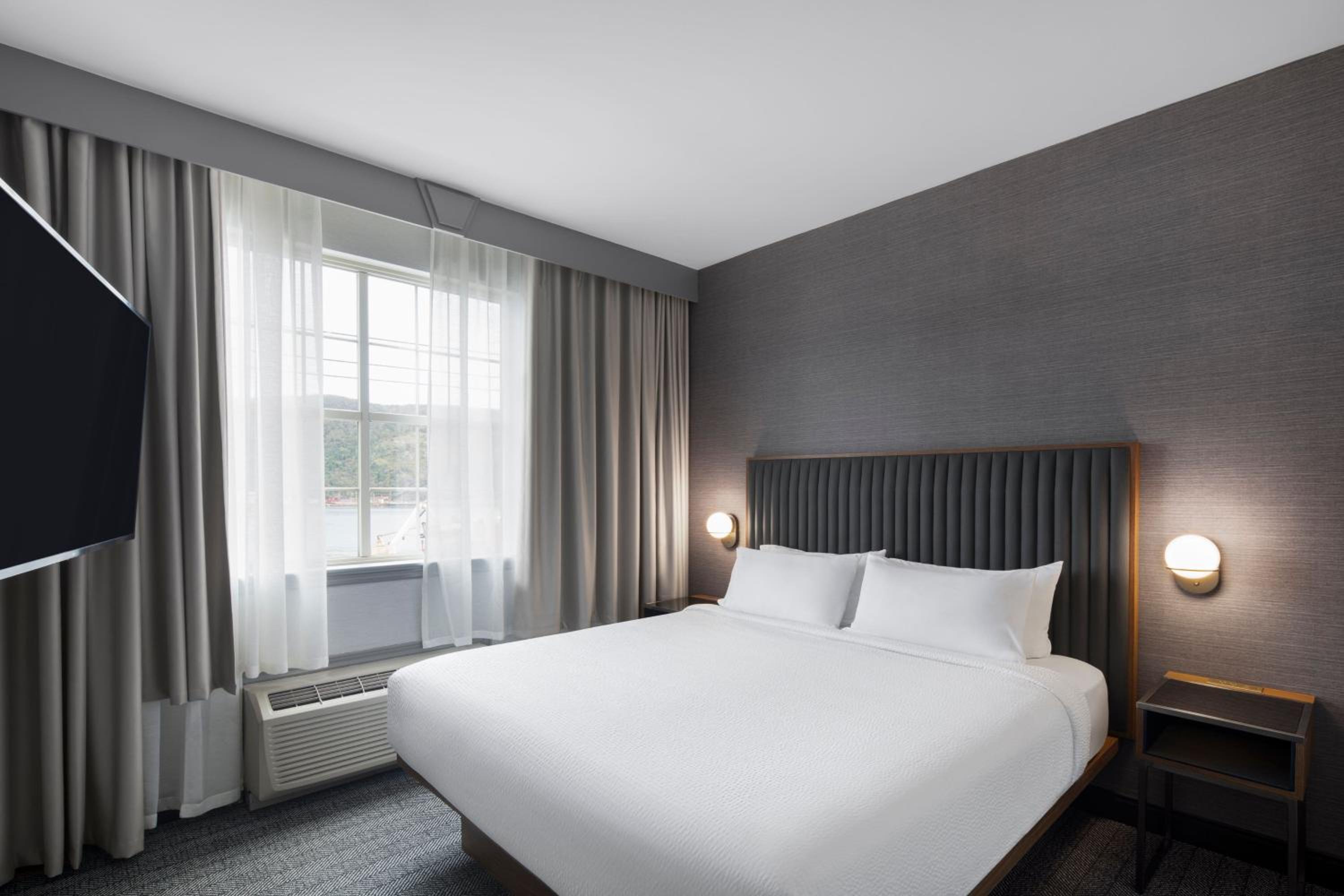 One-Bedroom King Suite with Harbor View, Sofa Bed and Kitchenette
