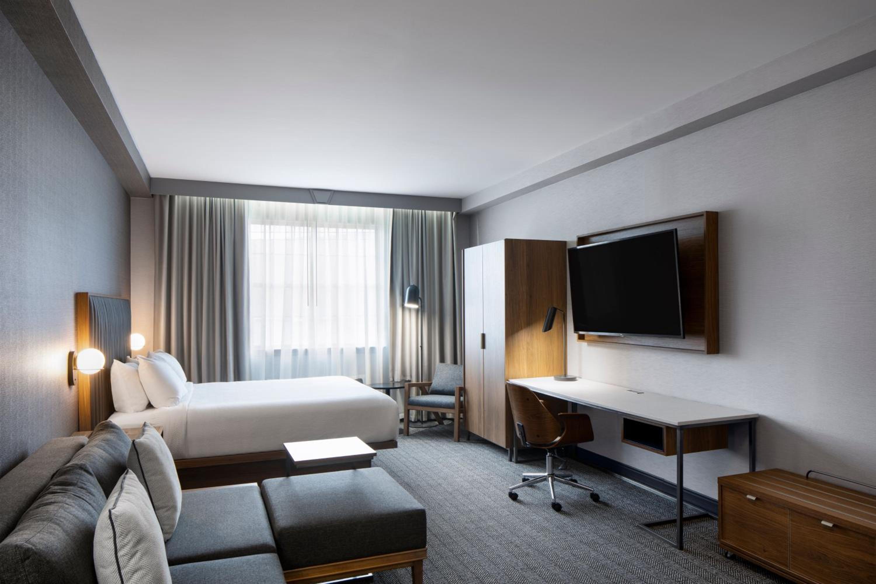 Junior King Suite with Harbor View, Sofa Bed and Kitchenette