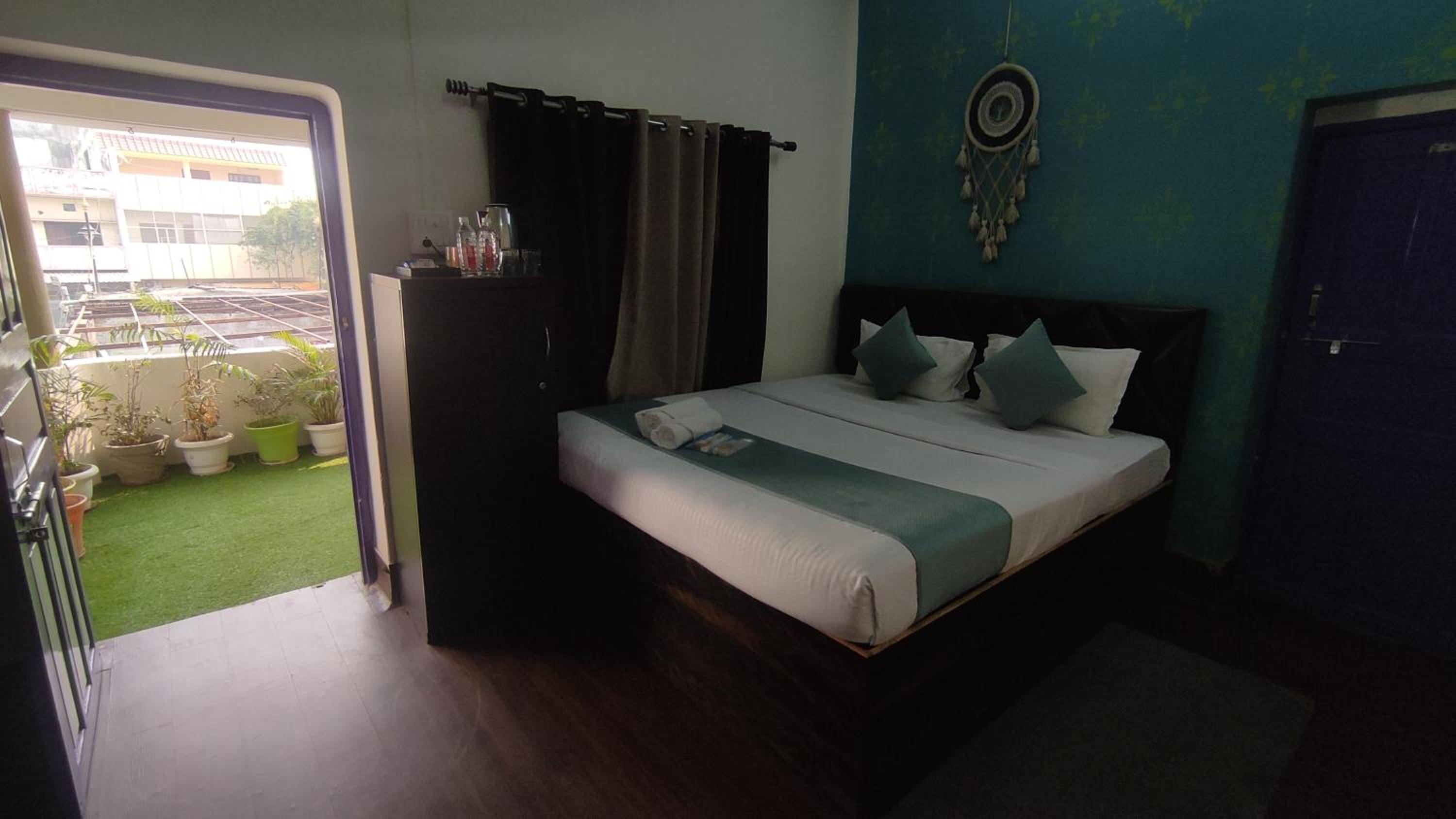 Deluxe Double Room with Balcony photo 3