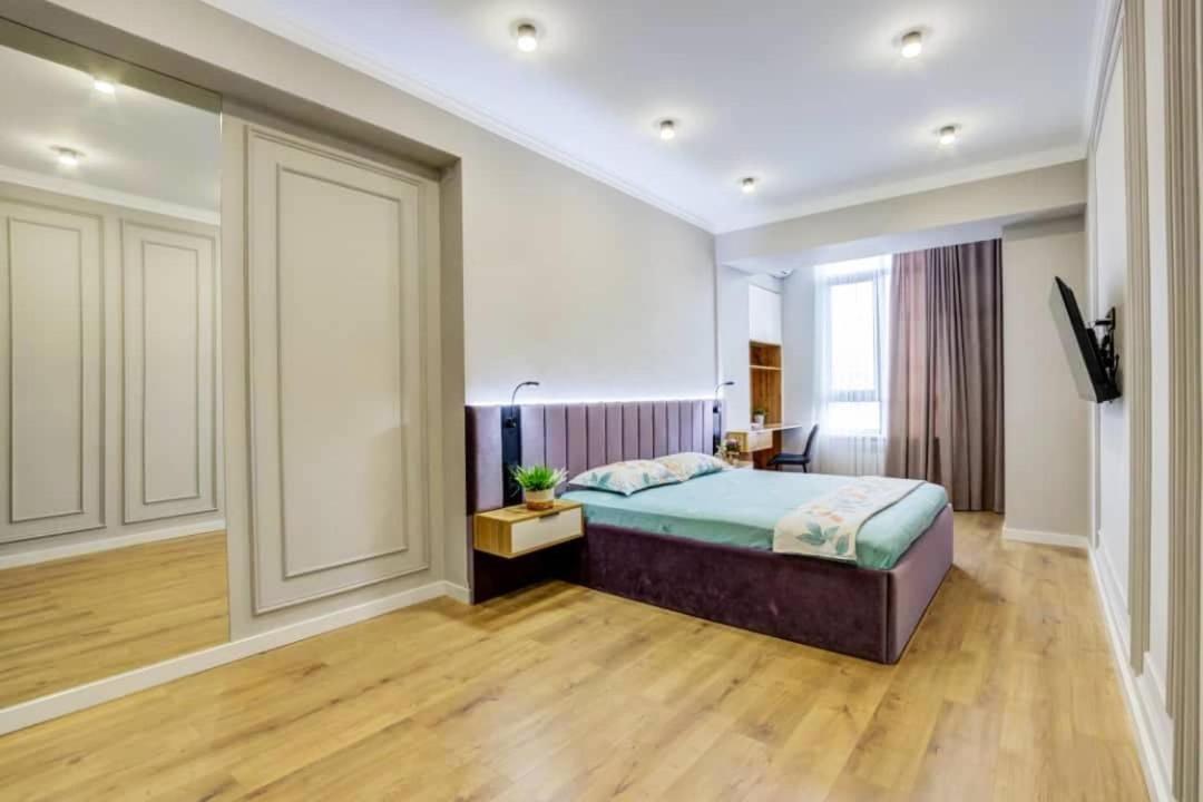 Deluxe One-Bedroom Apartment photo 1