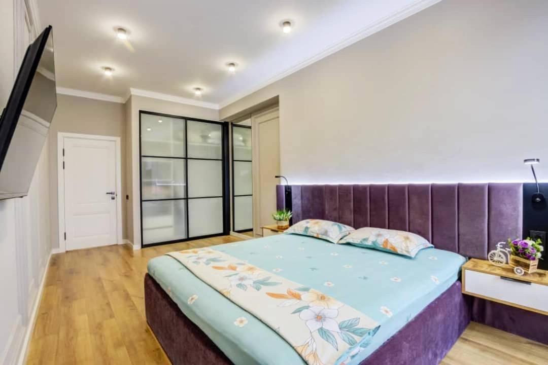 Deluxe One-Bedroom Apartment photo 2
