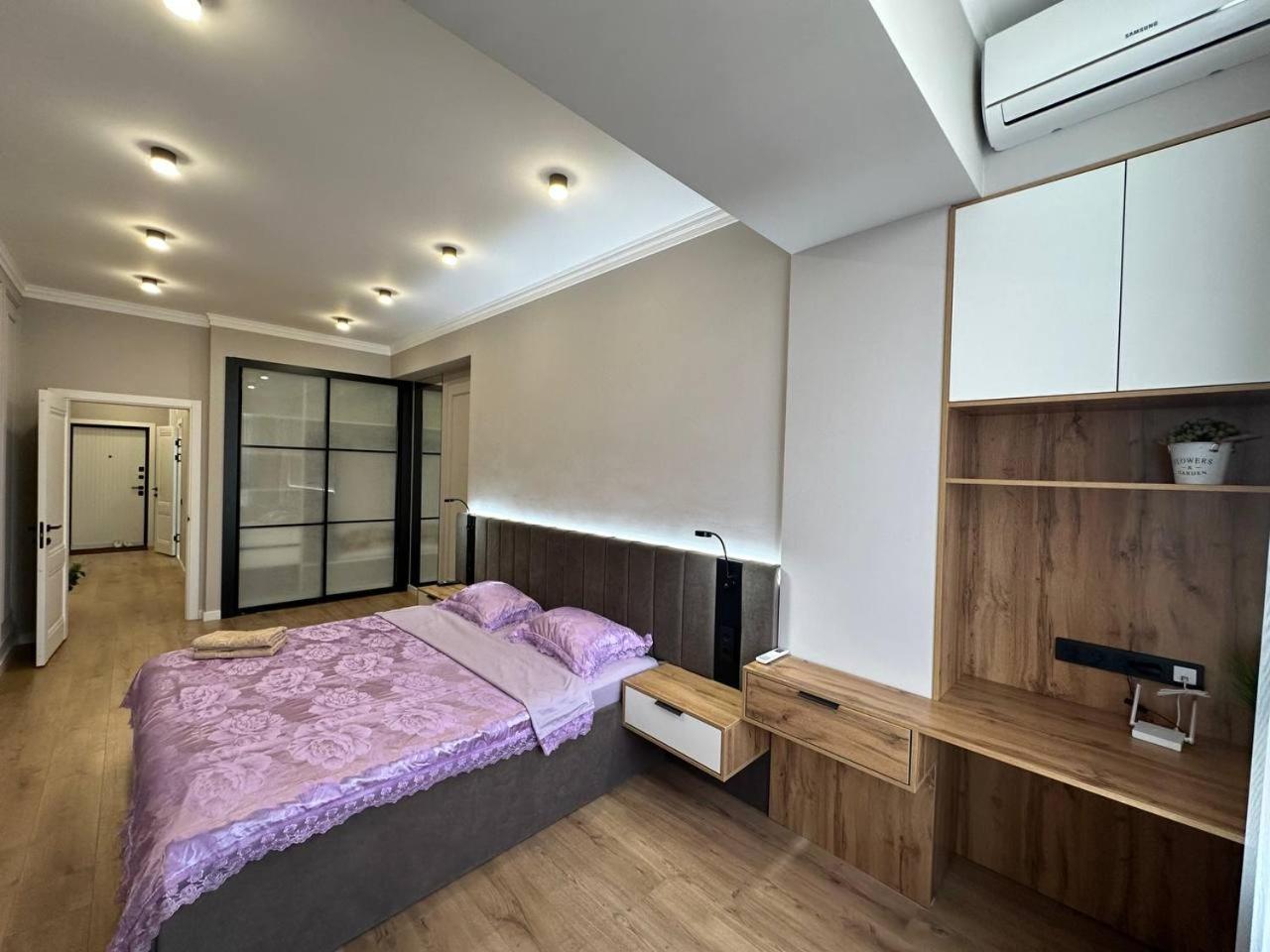 Deluxe One-Bedroom Apartment photo 1