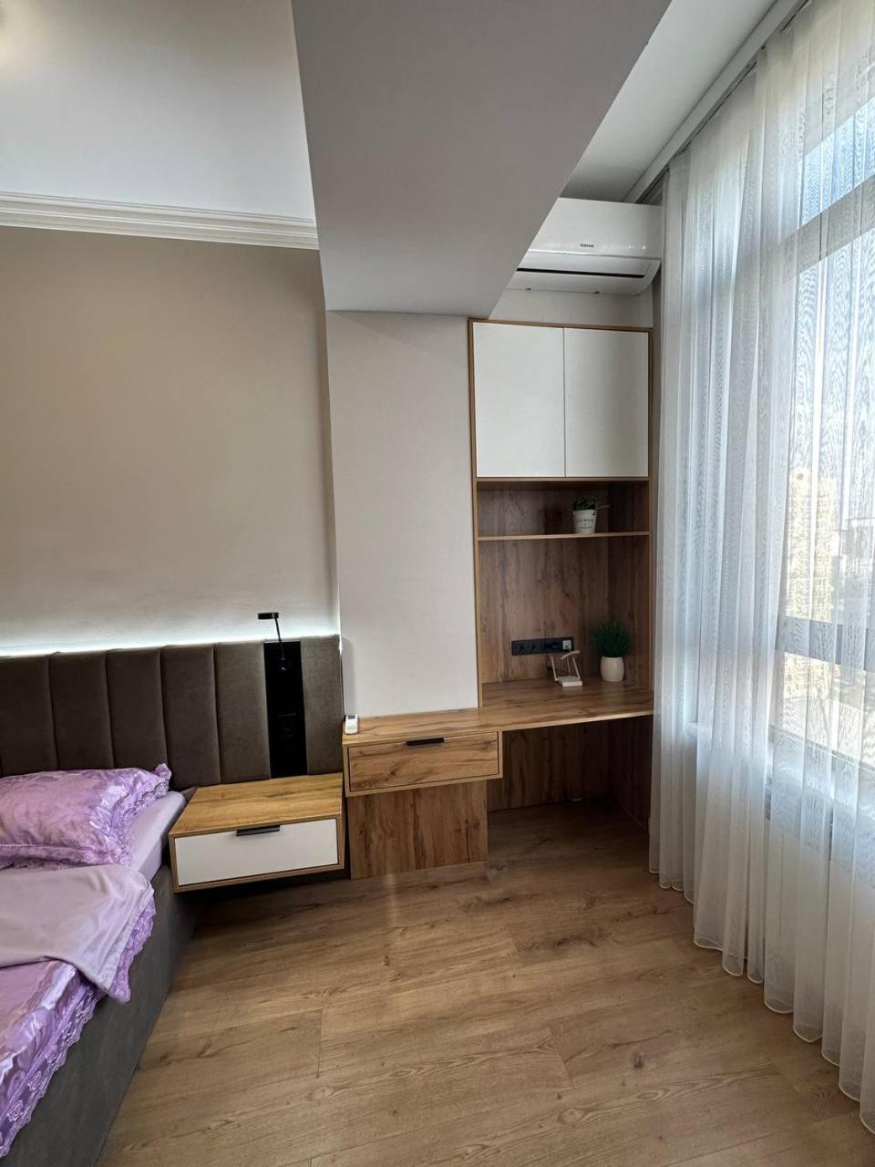 Deluxe One-Bedroom Apartment photo 2