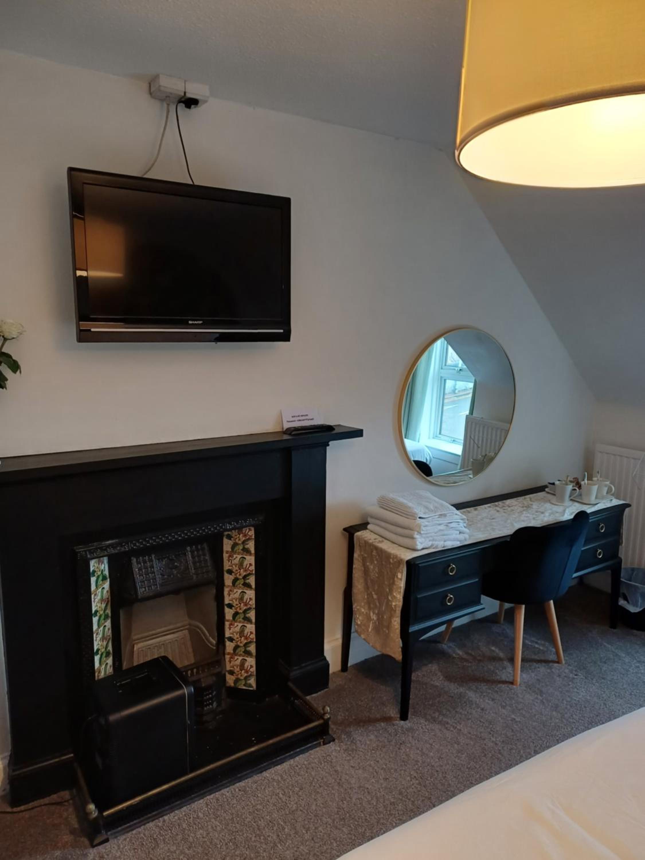 Family Room with Private Bathroom - Photo 2