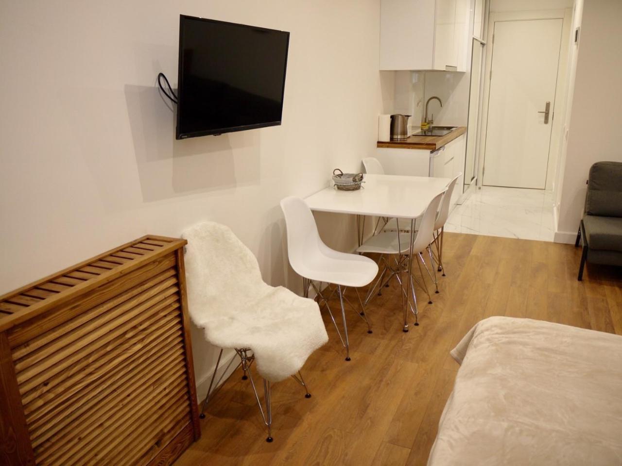Studio Apartment with Balcony photo 3