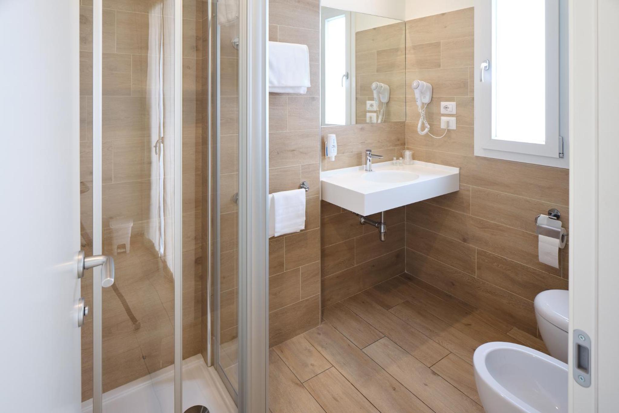 Large Double or Twin Room photo 2