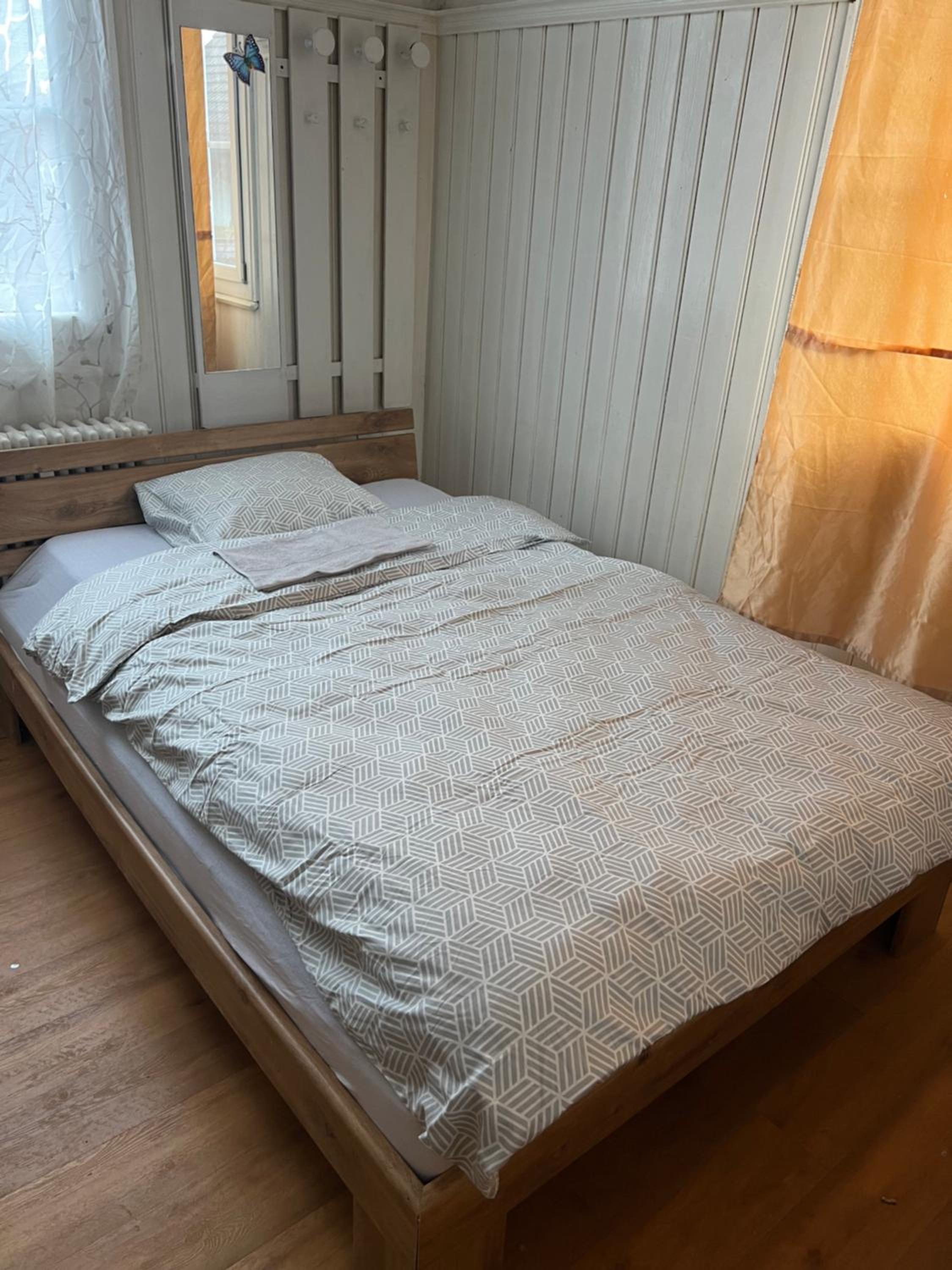 Single Room with Shared Bathroom
