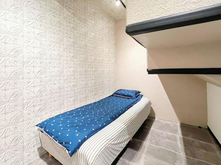 Four-Bedroom Apartment with Balcony  photo 1