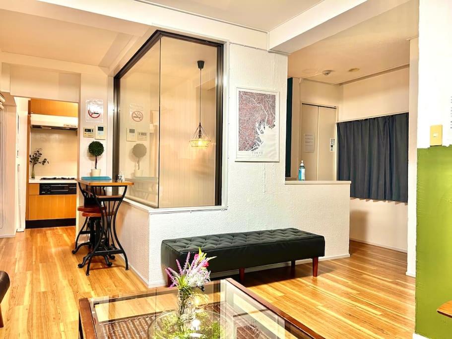 Four-Bedroom Apartment with Balcony  photo 2