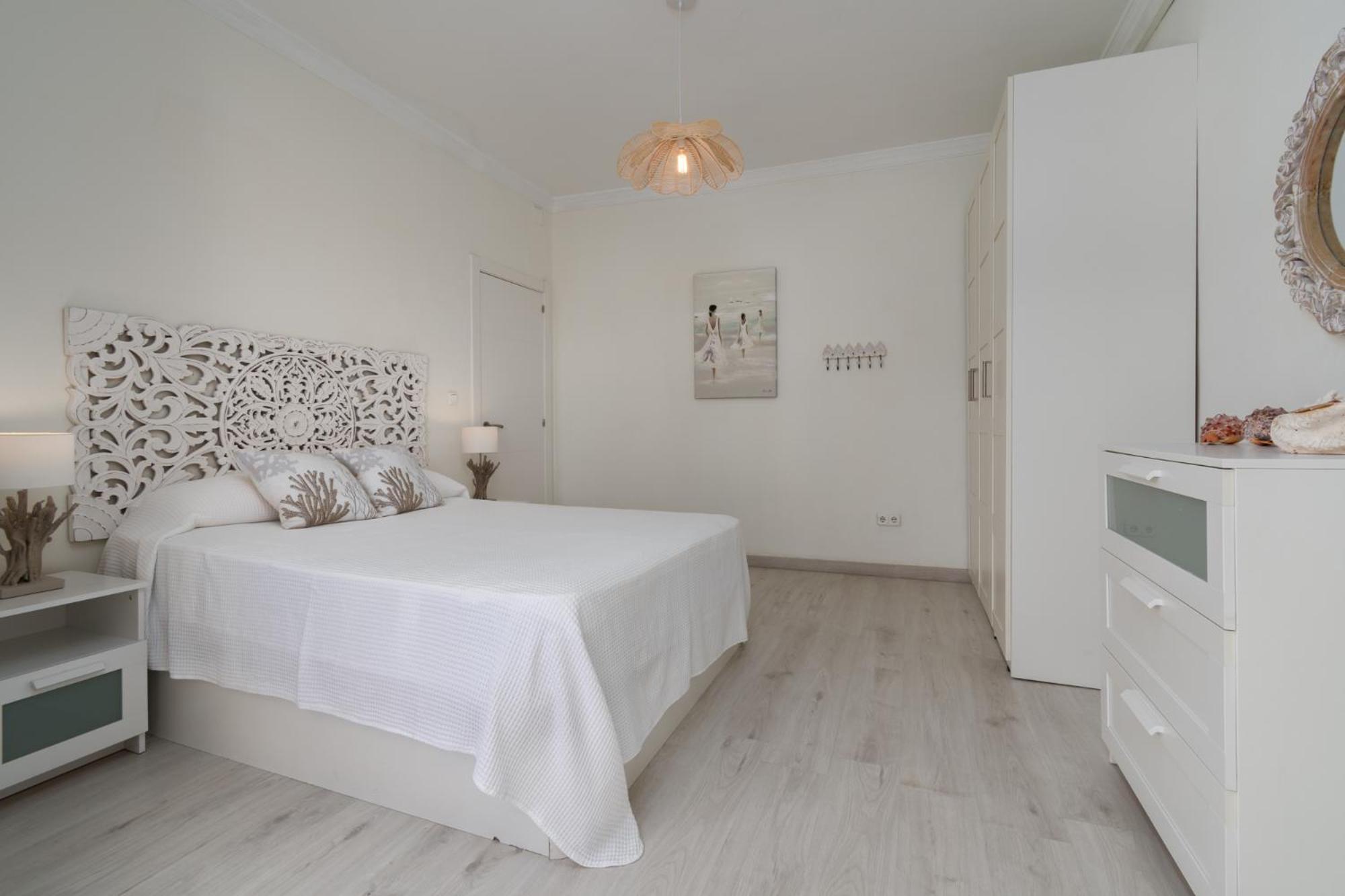 Apartamento de dos habitaciones con balcón y vista al mar