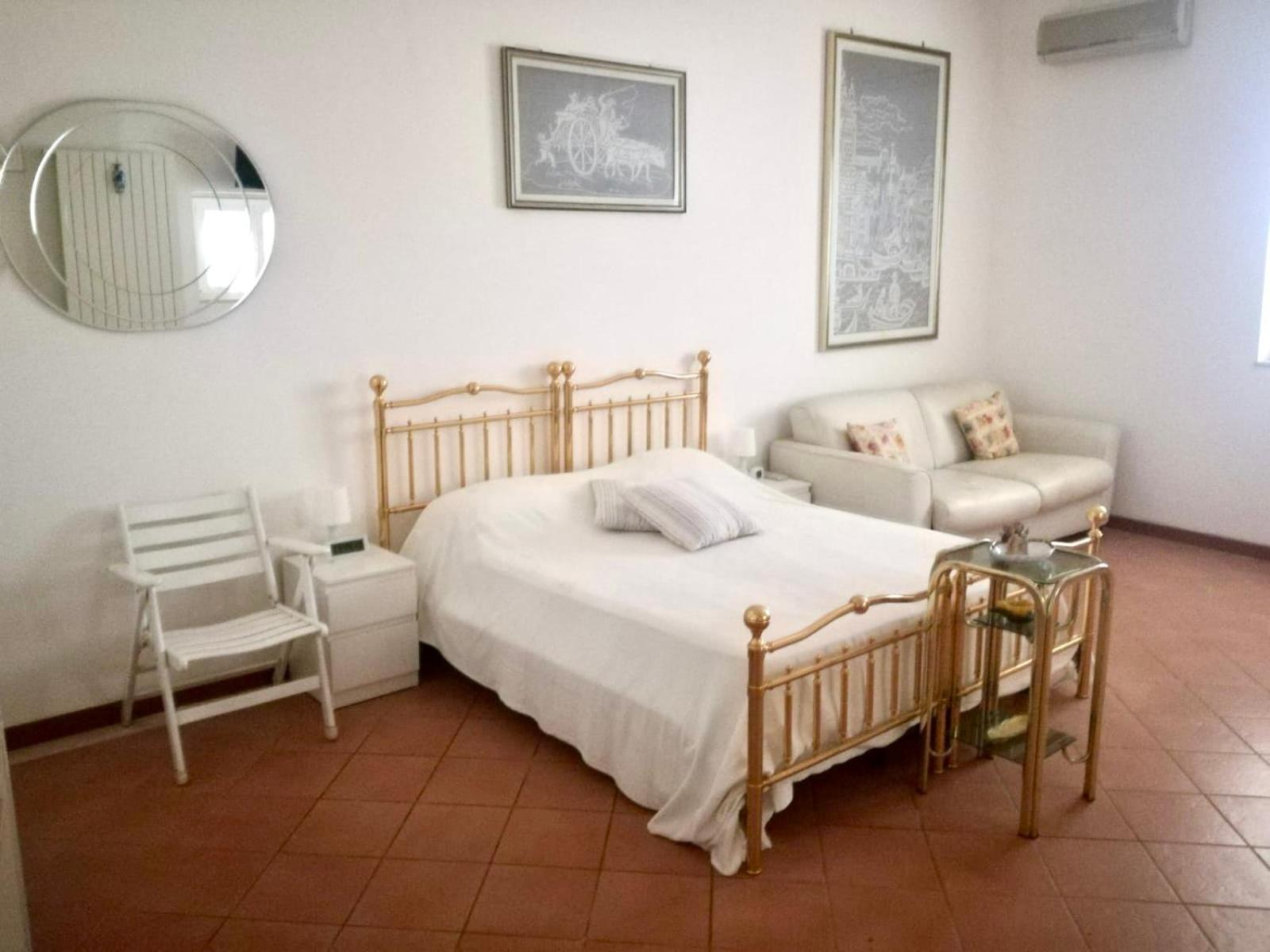 One-Bedroom House photo 1