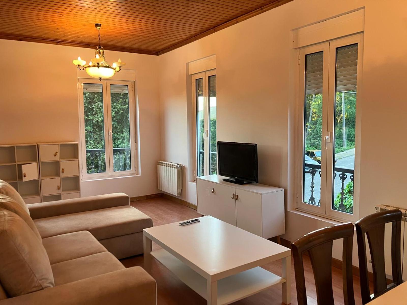 Apartamento de Dos Dormitorios con Vista al Jardín