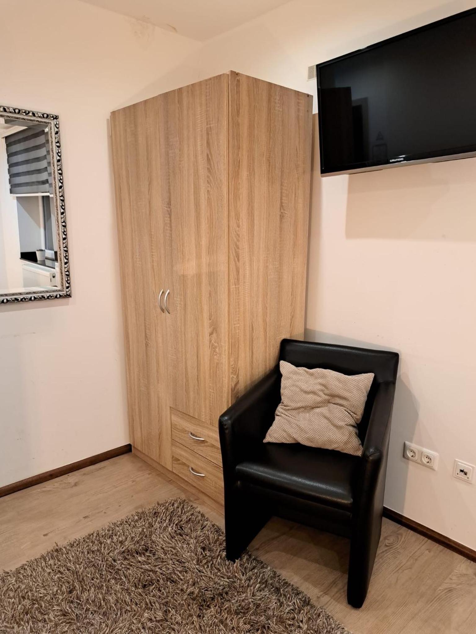 Deluxe Double Room - Photo 11