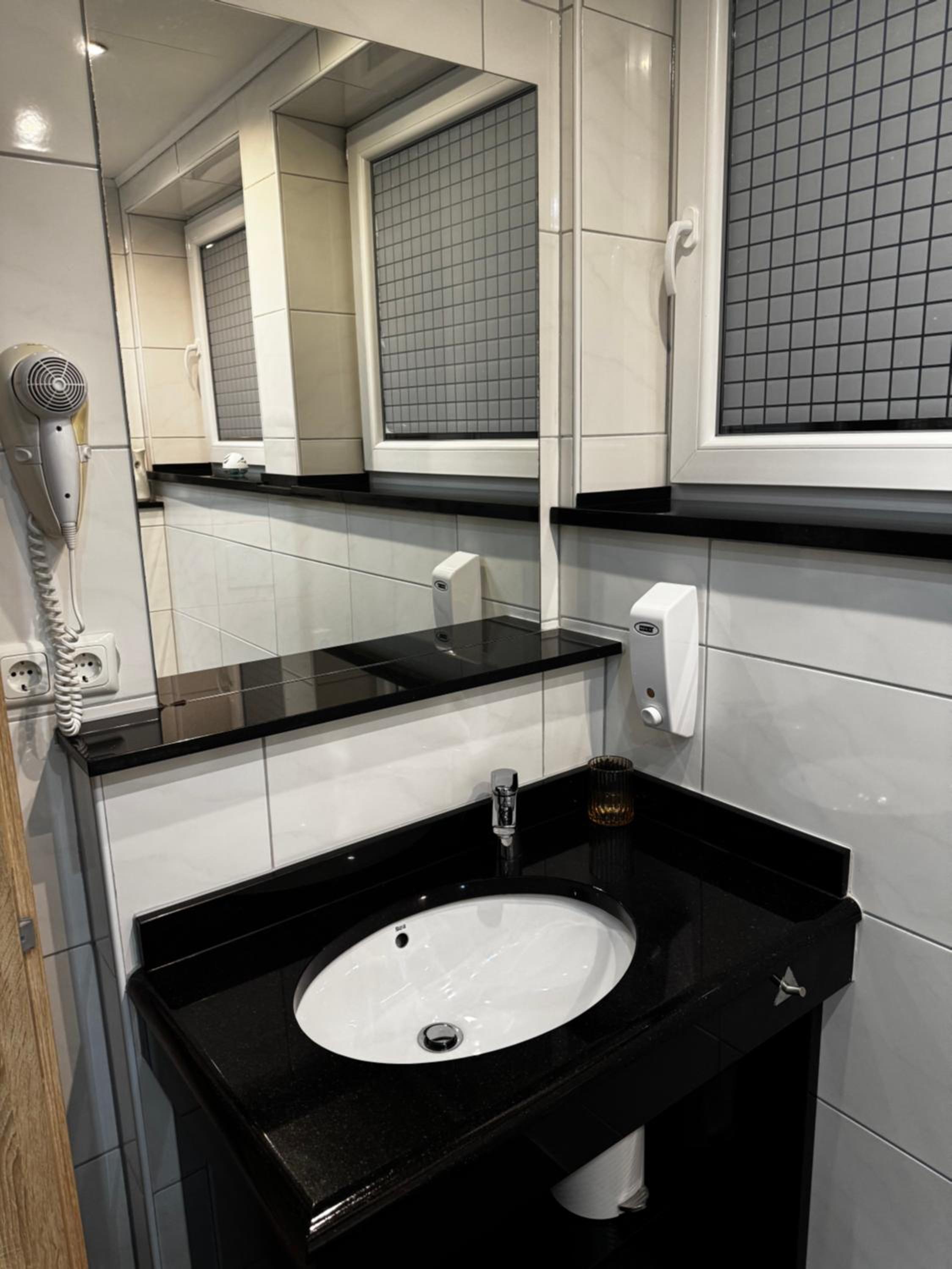Deluxe Double Room - Photo 16