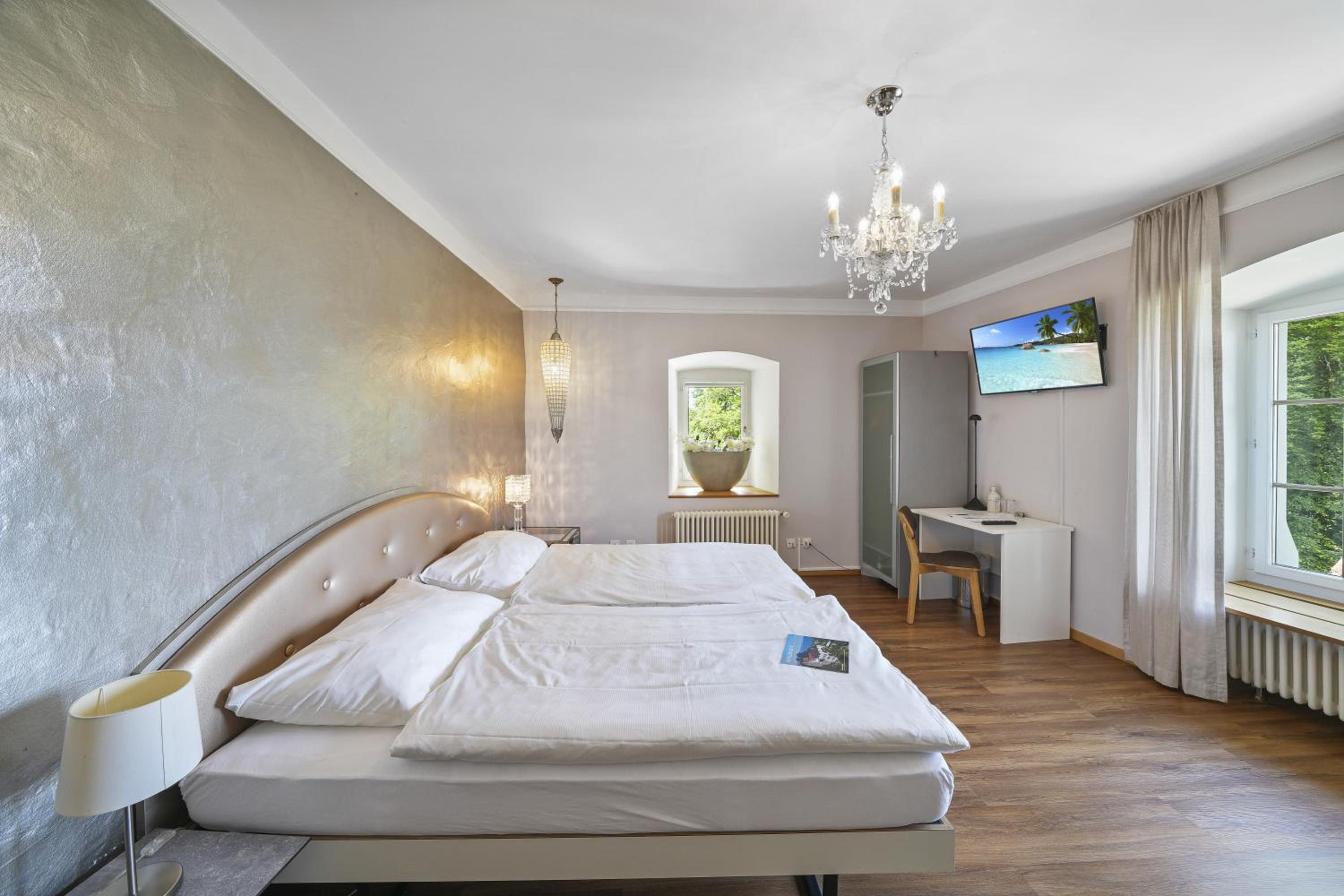 Deluxe Double Or Twin Room With Lake View