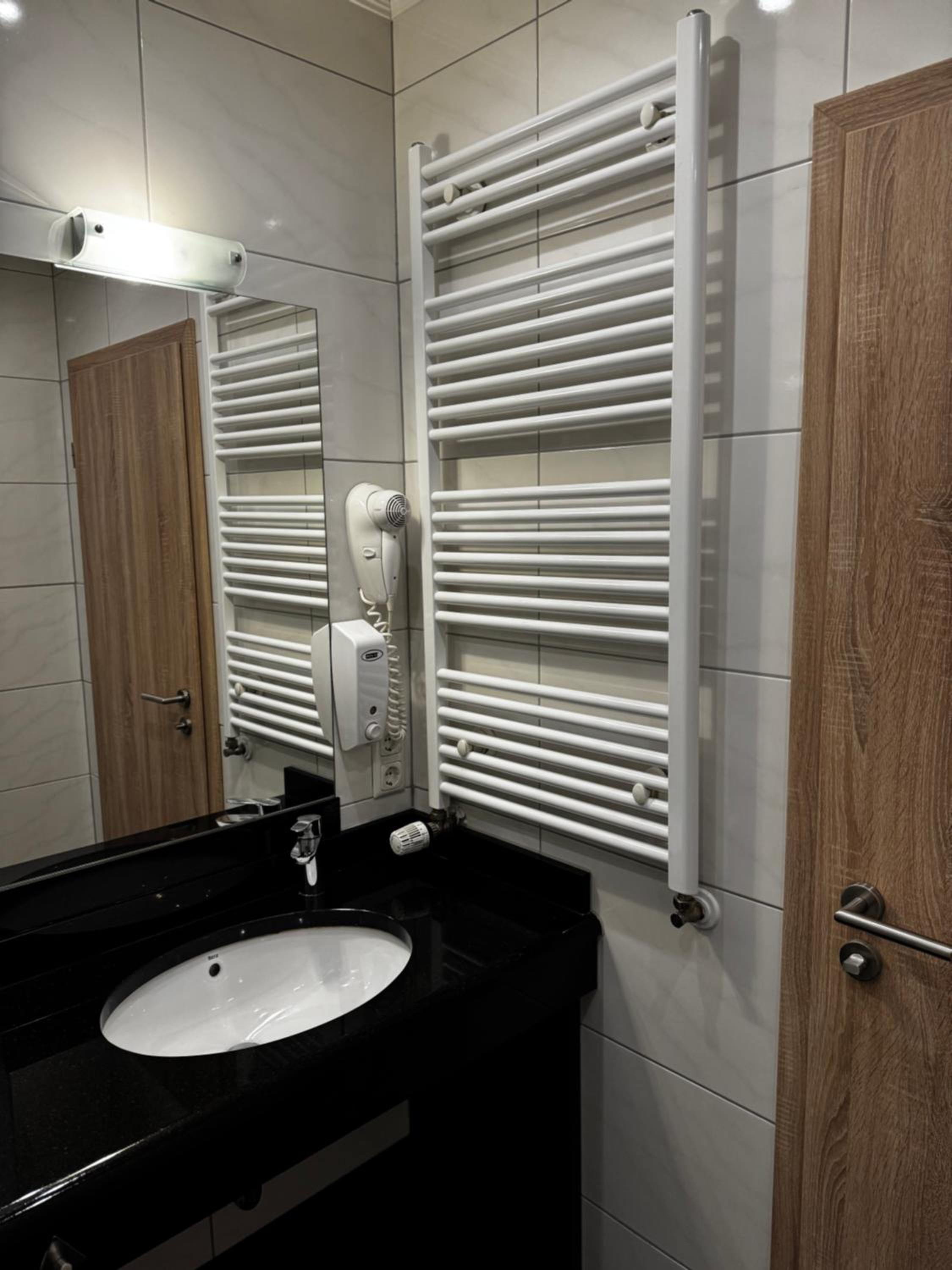 Deluxe Double Room - Photo 21