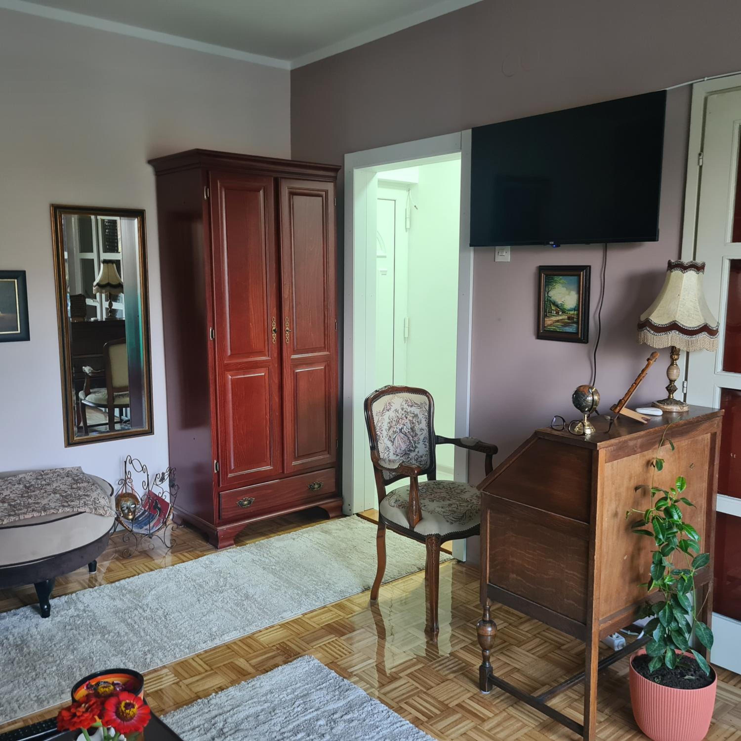 One-Bedroom Apartment photo 1