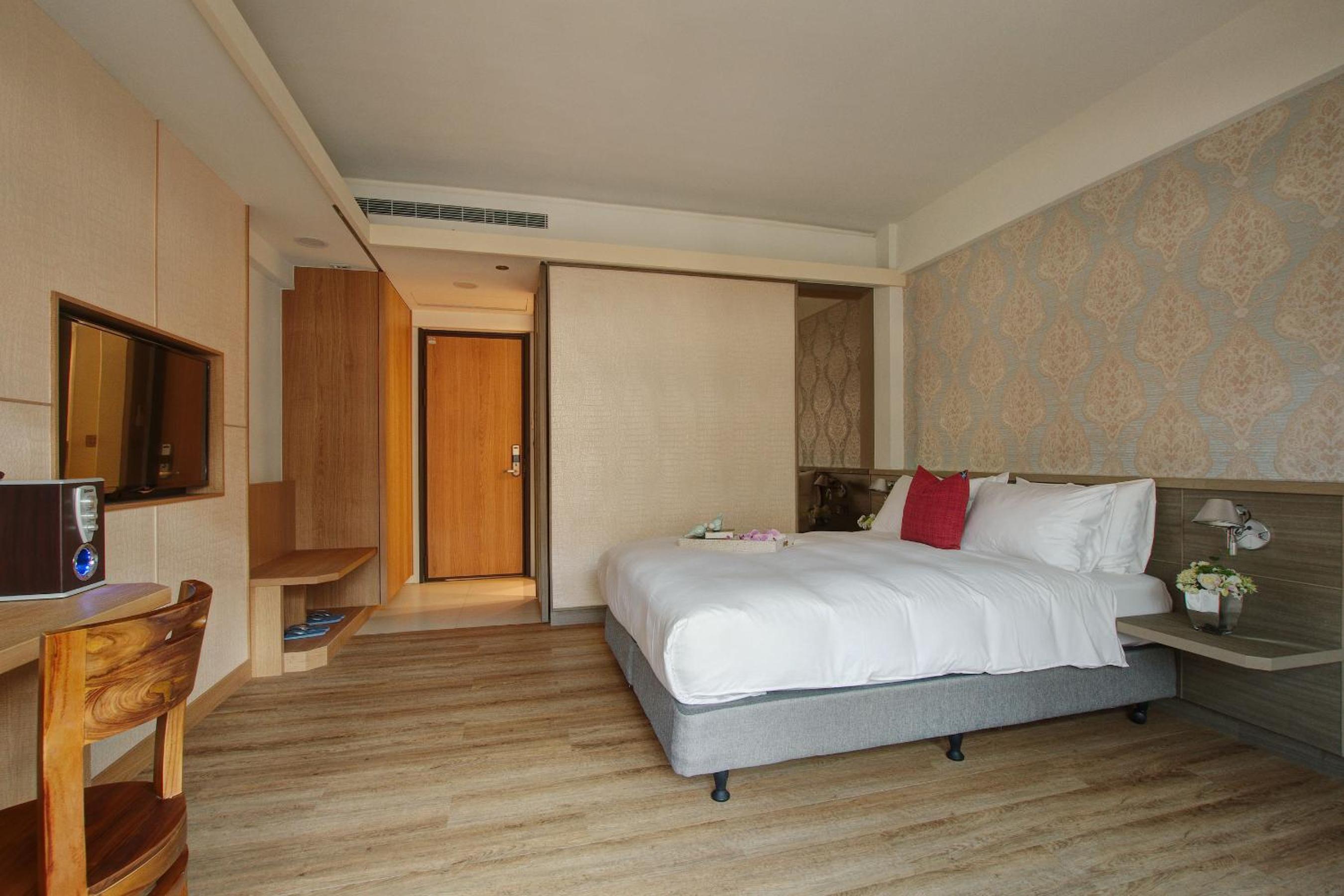 Double Room with Balcony - Photo 16