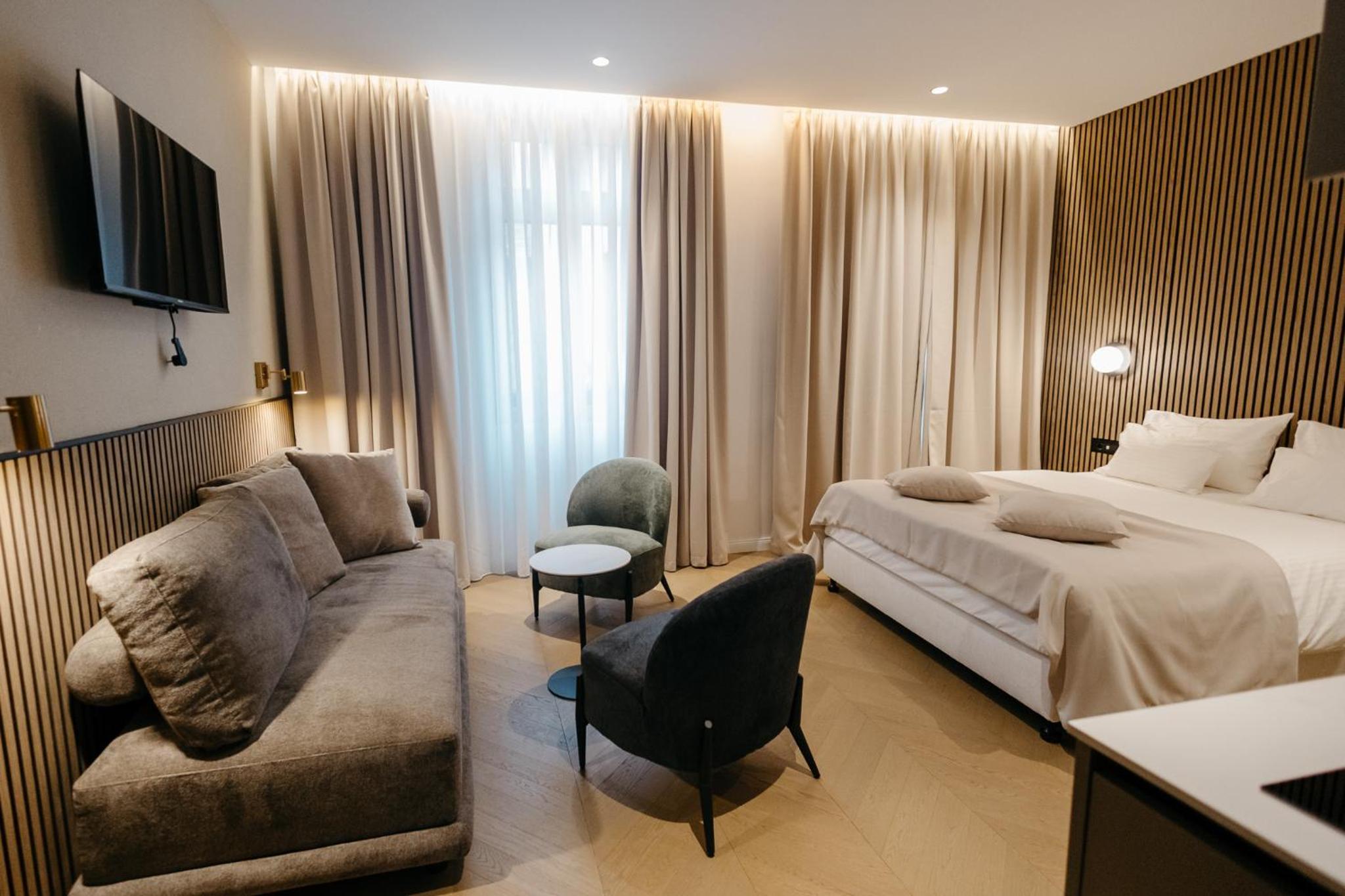 Deluxe King Room - Photo 4