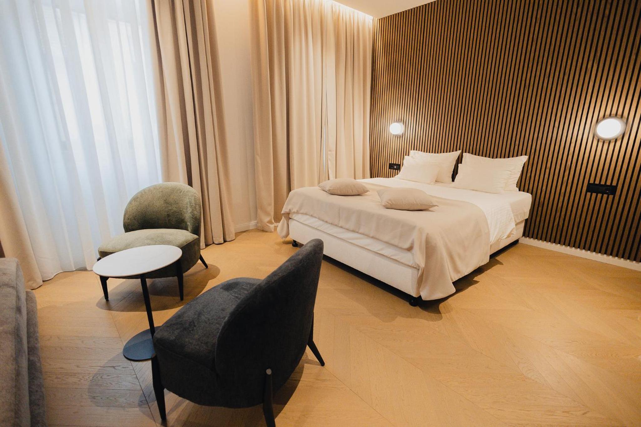 Deluxe King Room - Photo 1
