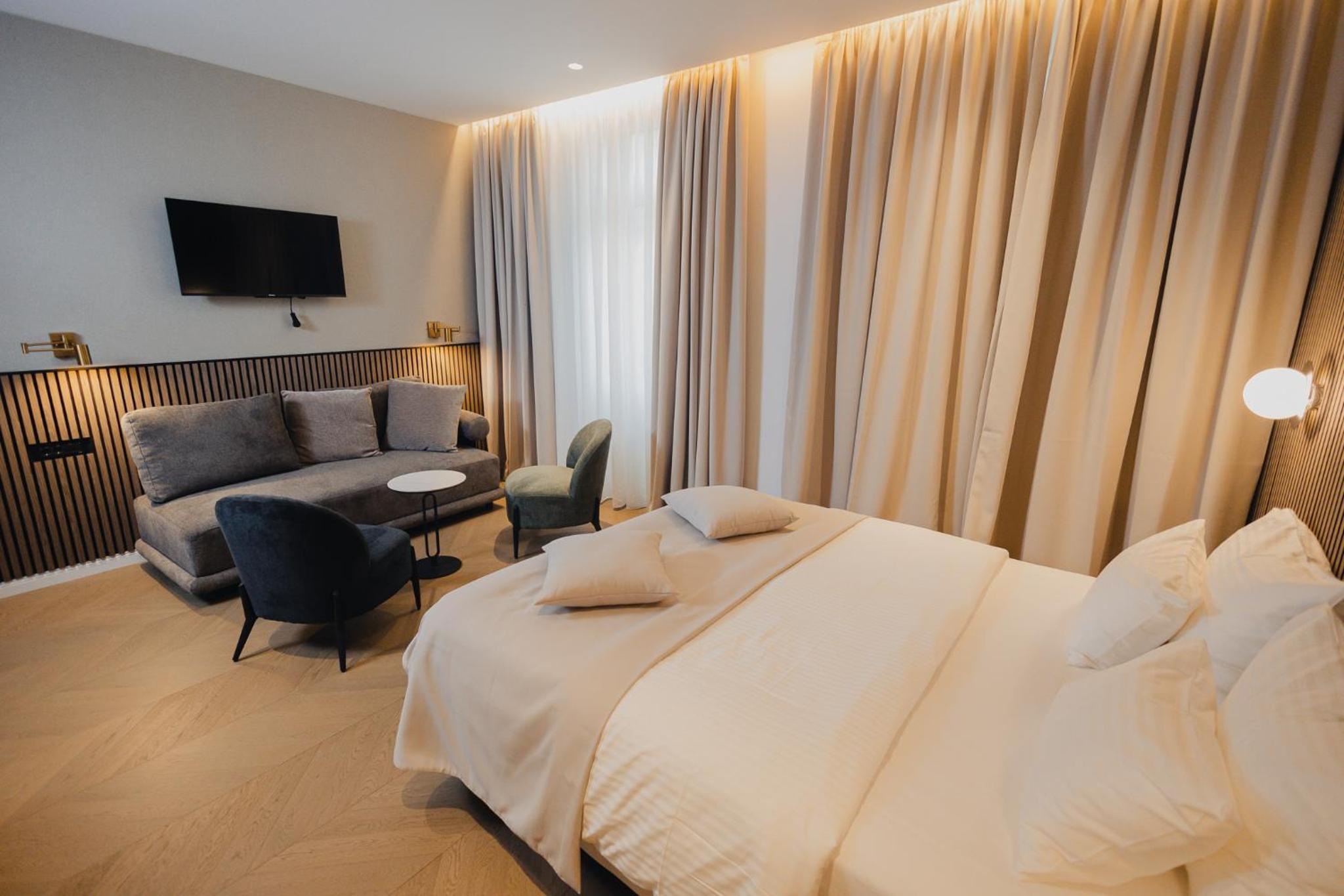 Deluxe King Room - Photo 2