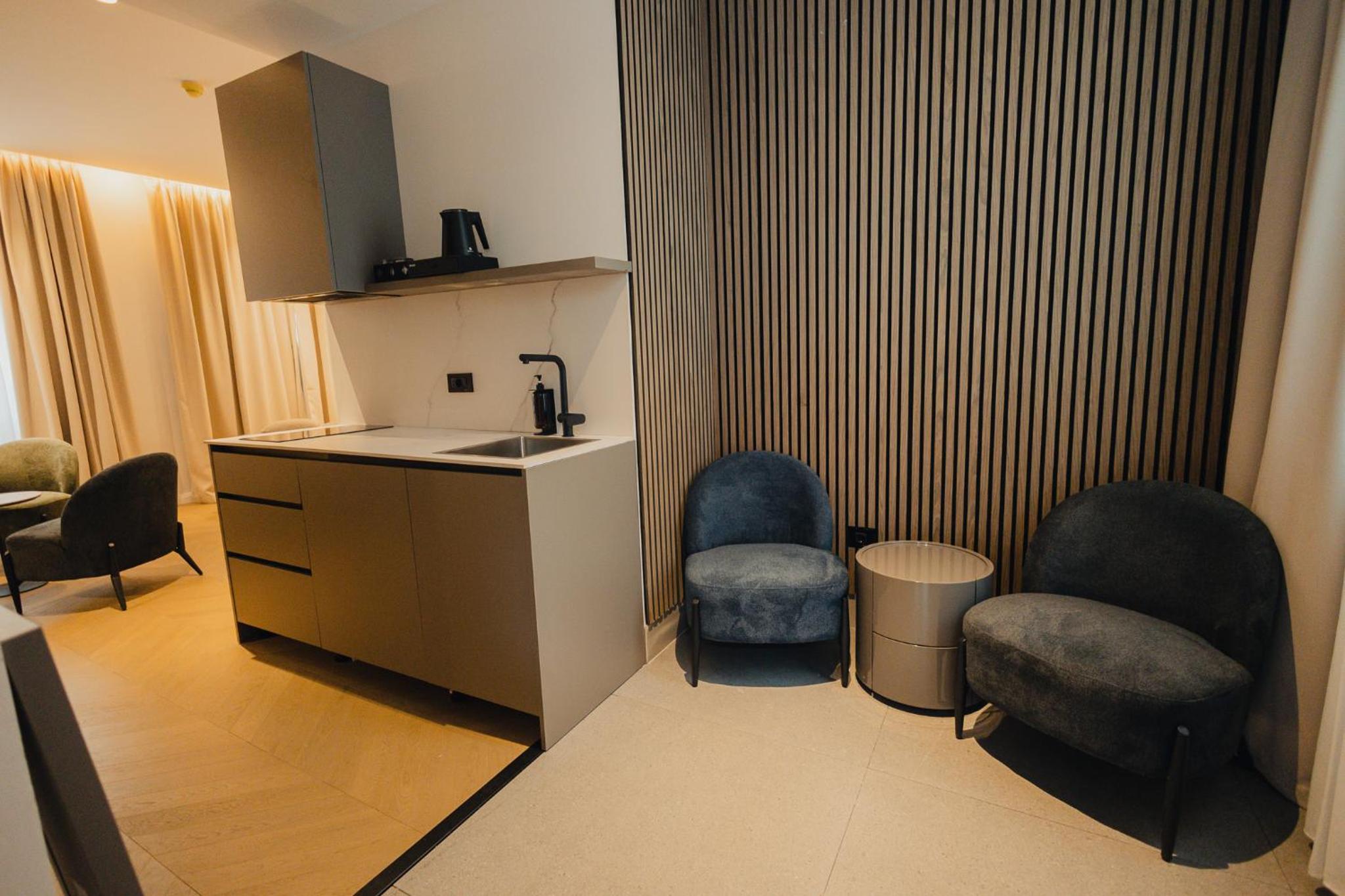 Deluxe King Room - Photo 5