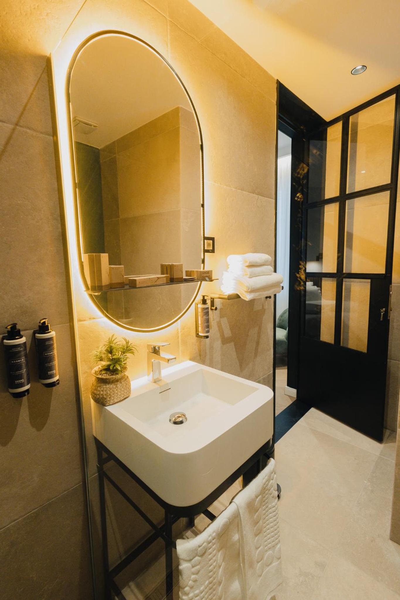 Deluxe King Room - Photo 6