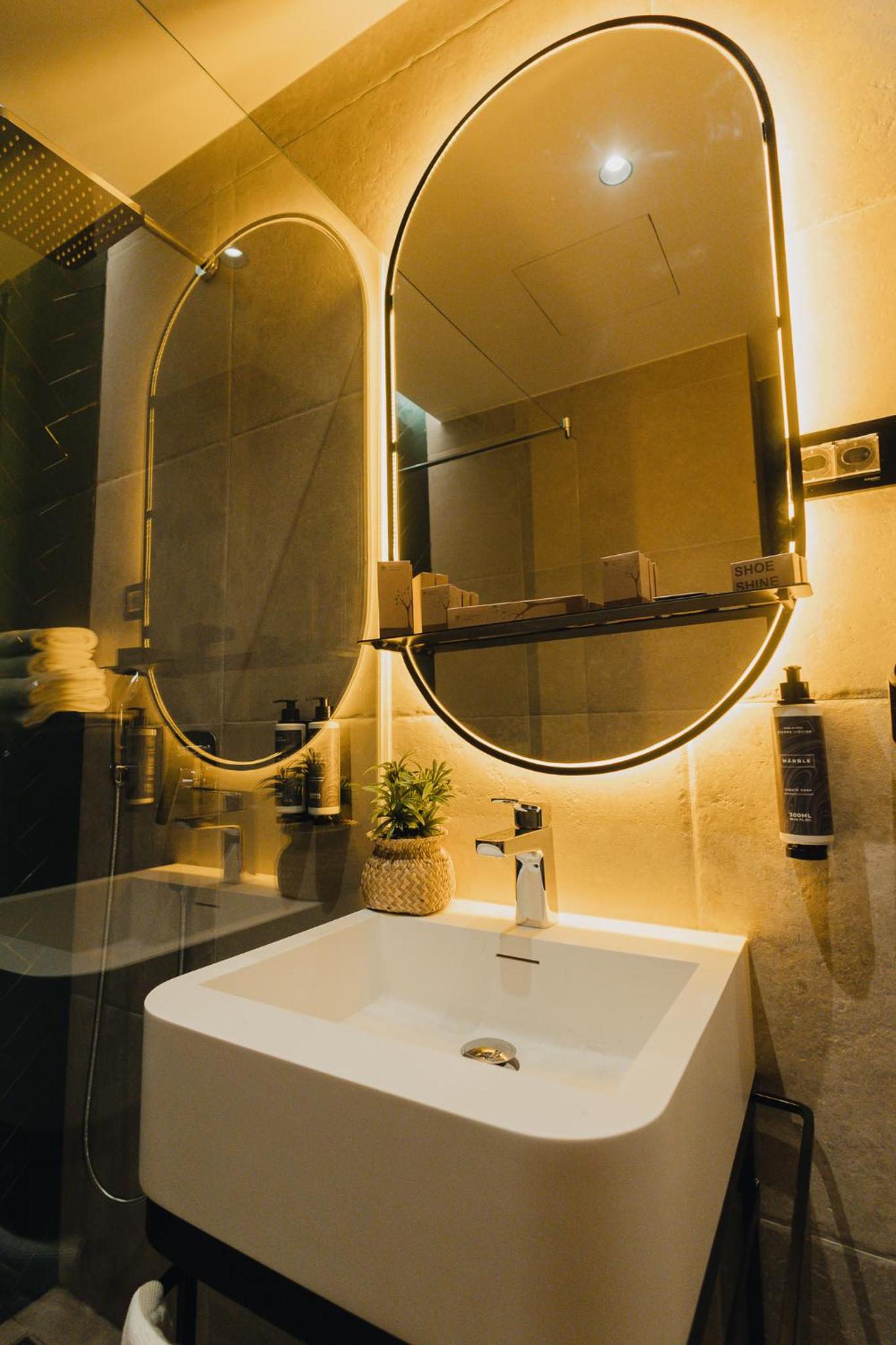 Deluxe King Room - Photo 3
